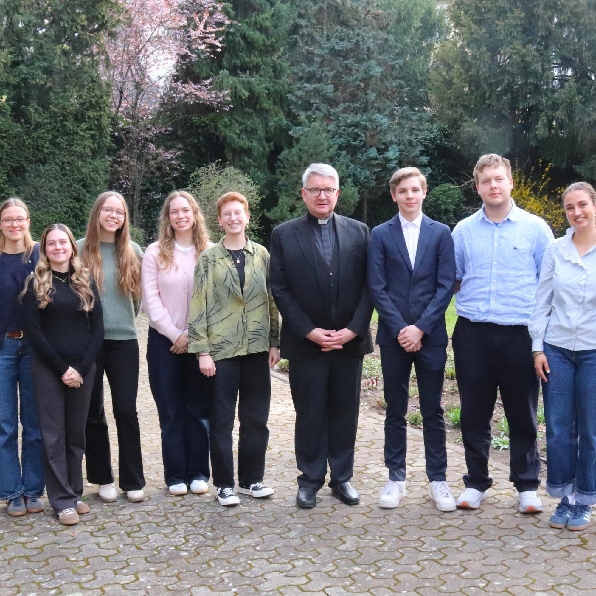 Bischof Peter Kohlgraf hat zehn Schülerinnen und Schülern den Buchpreis des Bischofs verliehen