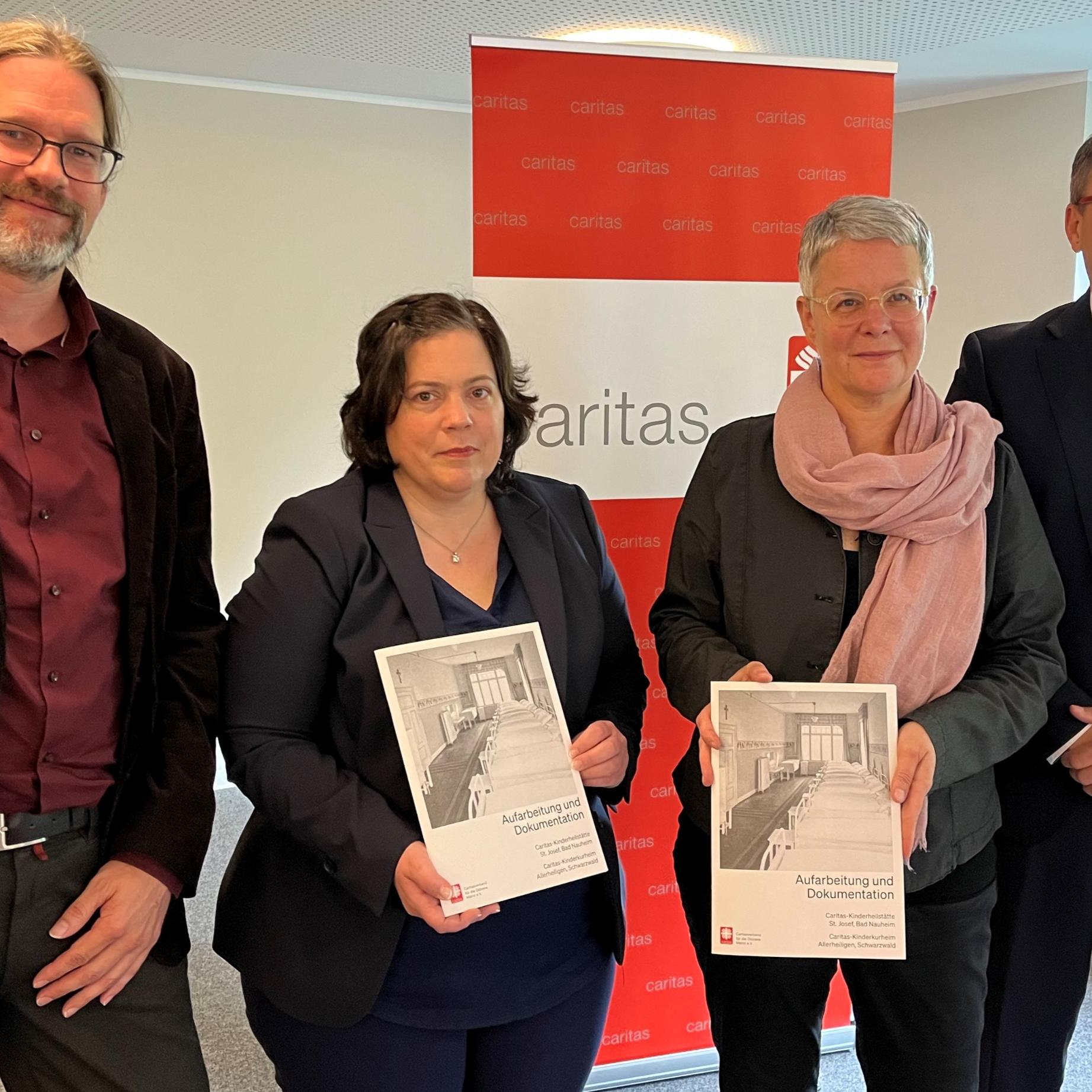 Vorstellung der Caritas-Studie mit (von links nach rechts) Historiker Holger Köhn, der Bevollmächtigten des Generalvikars, Ordinariatsdirektorin Stephanie Rieth, Diözesancaritasdirektorin Nicola Adick und Stefan Wink, Bereichsleiter und Interventionsbeauftragter beim Caritasverband für die Diözese Mainz