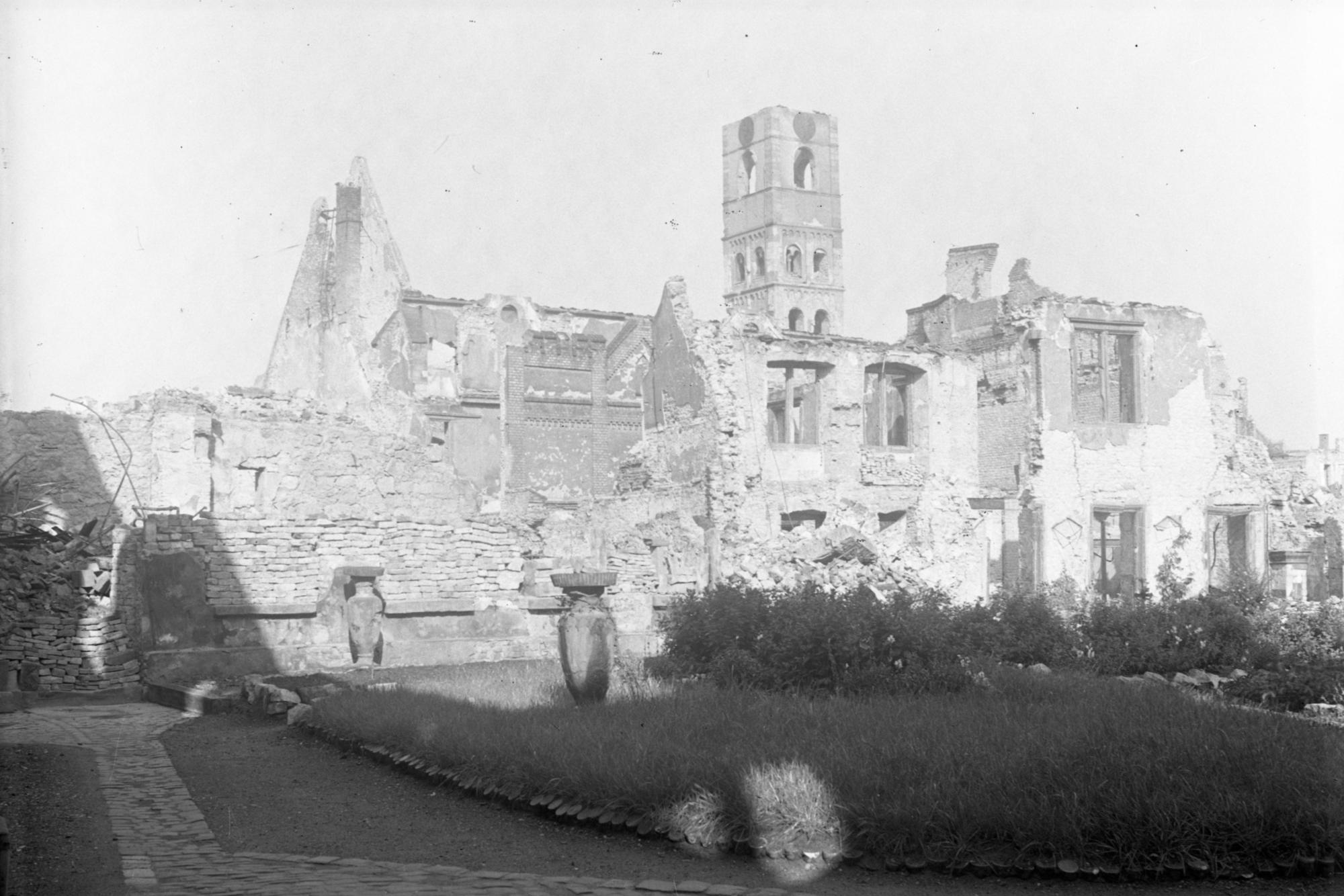Das Bild aus dem Bischöflichen Dom- und Diözesanarchiv Mainz zeigt das beim Bombenangriff am 27. Februar 1945 zerstörte Kloster der Ewigen Anbetung in Mainz.