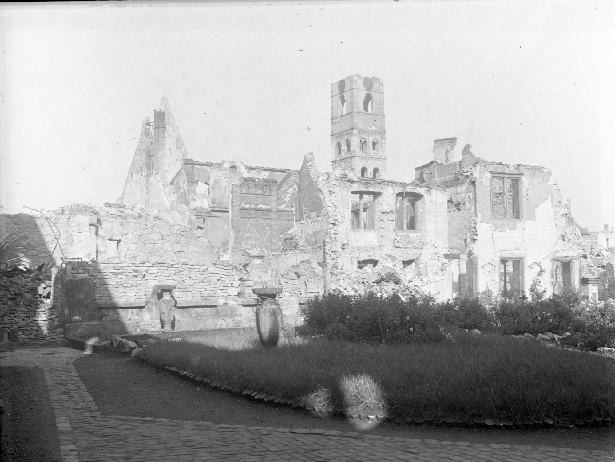 Das Bild aus dem Bischöflichen Dom- und Diözesanarchiv Mainz zeigt das beim Bombenangriff am 27. Februar 1945 zerstörte Kloster der Ewigen Anbetung in Mainz. (c) Dom- und Diözesanarchiv Mainz