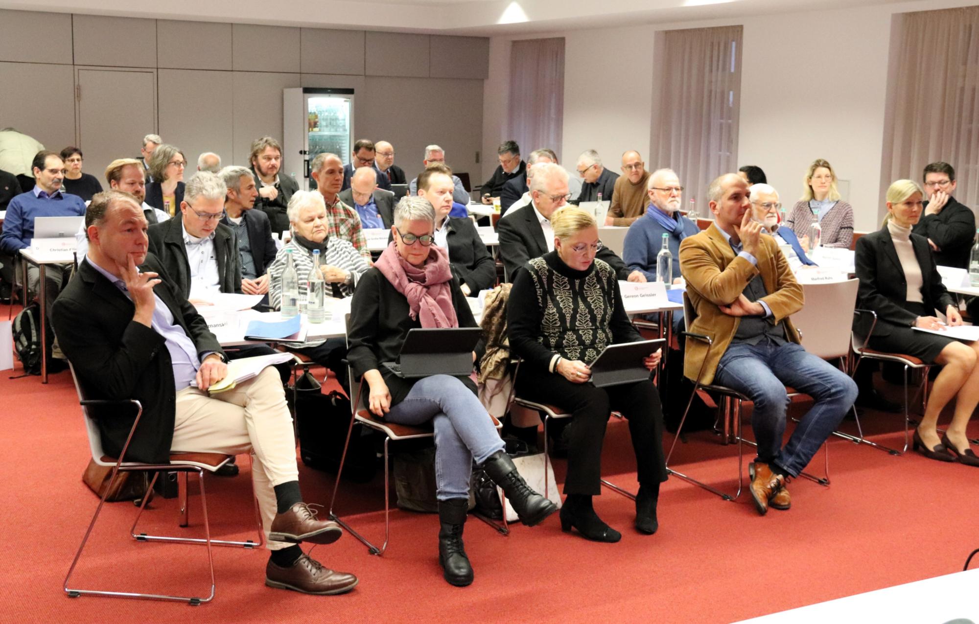 Teilnehmende an der Sitzung des Diözesankirchensteuerrates im Erbacher Hof, Mainz (c) Bistum Mainz/Hoffmann