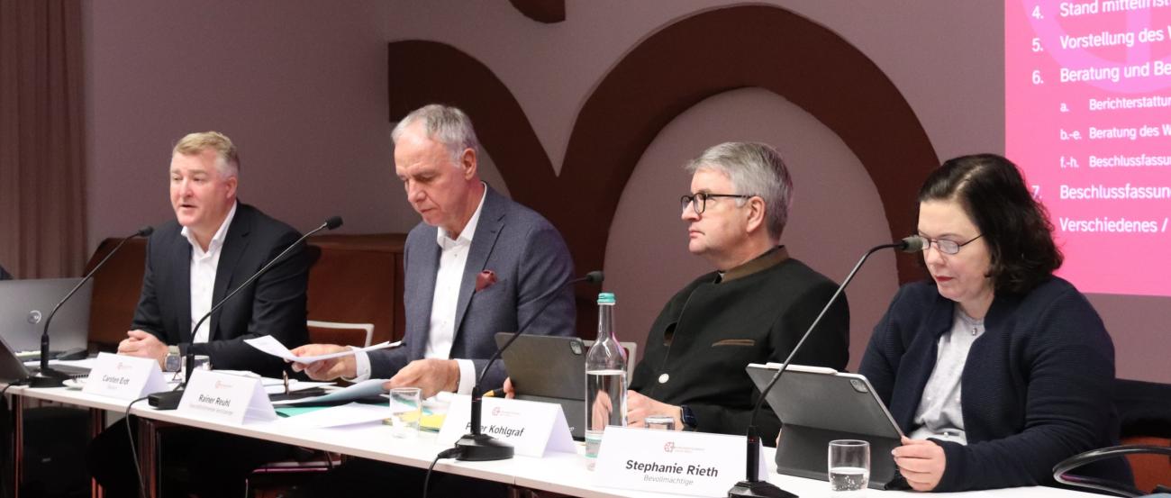 Podium der Sitzung des Diözesankirchensteuerrates (von links): Finanzdirektor Carsten Erdt, geschäftsführender Vorsitzender des DKSTR Rainer Reuhl, Bischof Peter Kohlgraf, und die Bevollmächtigte des Generalvikars Stephanie Rieth