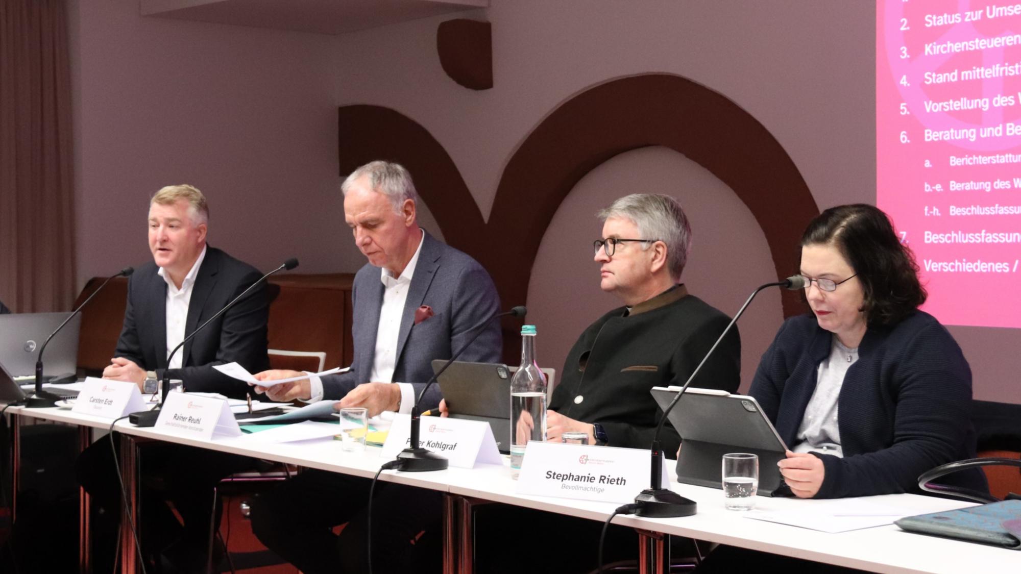 Podium der Sitzung des Diözesankirchensteuerrates (von links): Finanzdirektor Carsten Erdt, geschäftsführender Vorsitzender des DKSTR Rainer Reuhl, Bischof Peter Kohlgraf, und die Bevollmächtigte des Generalvikars Stephanie Rieth