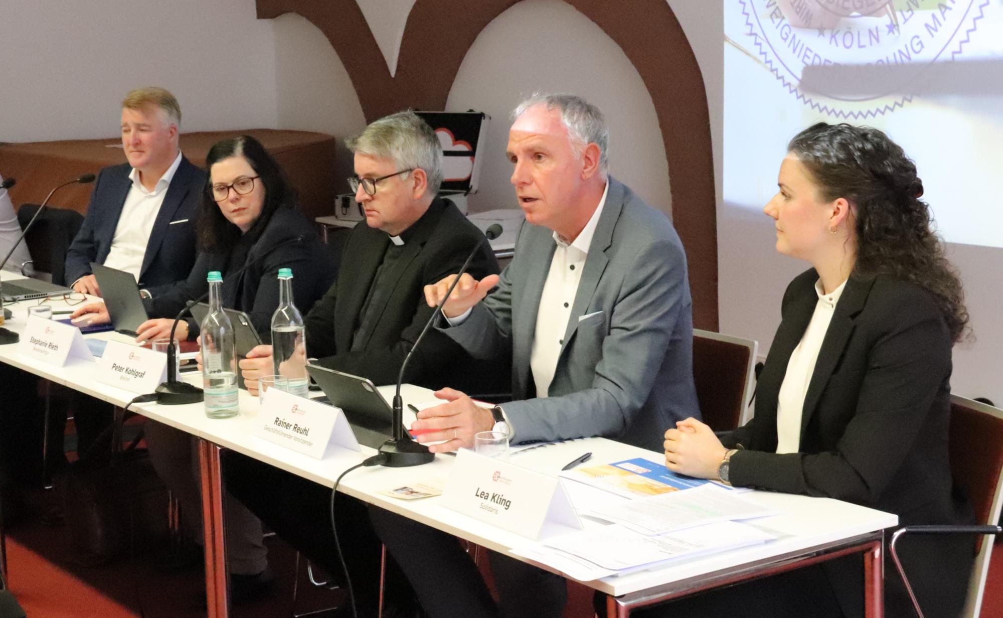 Diözesanökonom Carsten Erdt, Bevollmächtigte des Generalvikars, Ordinariatsdirektorin Stephanie Rieth, Bischof Peter Kohlgraf, Vorsitzender Rainer Reuhl und Lea Kling von Solidaris (von links nach rechts) bei der Vollversammlung des Diözesankirchensteuerrates