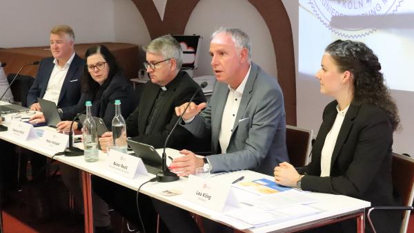 Diözesanökonom Carsten Erdt, Bevollmächtigte des Generalvikars, Ordinariatsdirektorin Stephanie Rieth, Bischof Peter Kohlgraf, Vorsitzender Rainer Reuhl und Lea Kling von Solidaris (von links nach rechts) bei der Vollversammlung des Diözesankirchensteuerrates