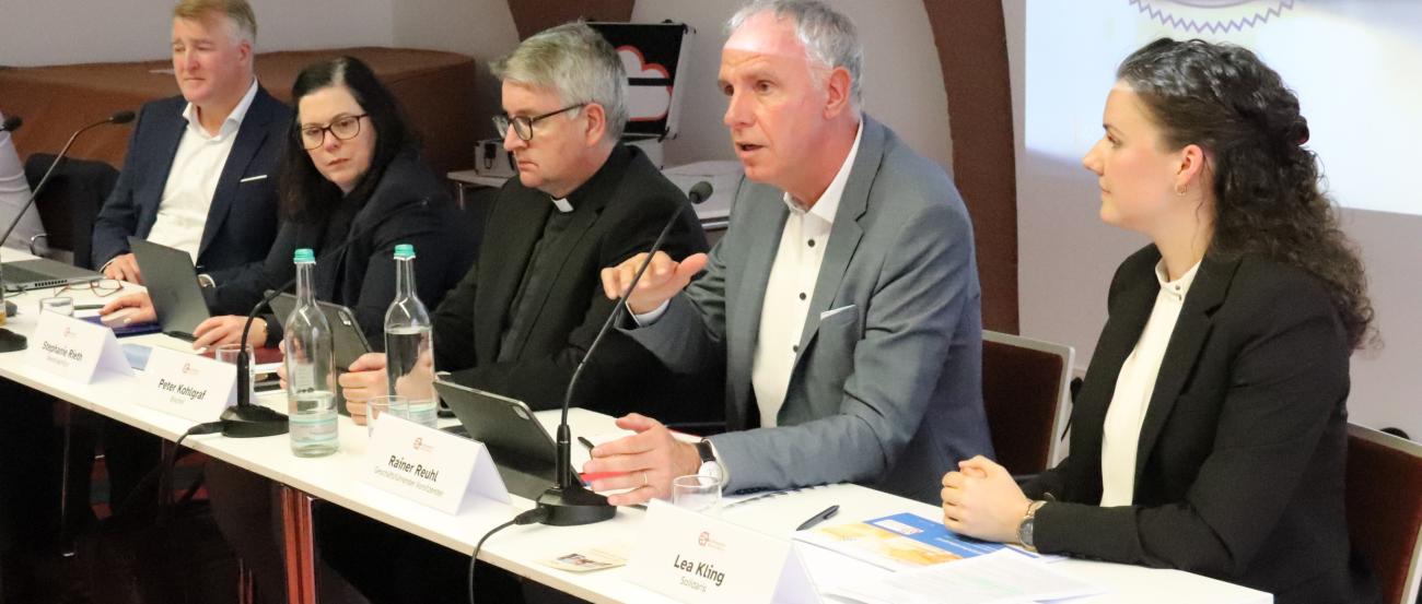Diözesanökonom Carsten Erdt, Bevollmächtigte des Generalvikars, Ordinariatsdirektorin Stephanie Rieth, Bischof Peter Kohlgraf, Vorsitzender Rainer Reuhl und Lea Kling von Solidaris (von links nach rechts) bei der Vollversammlung des Diözesankirchensteuerrates