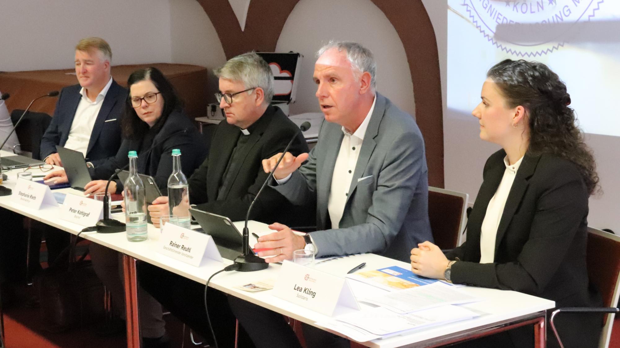 Diözesanökonom Carsten Erdt, Bevollmächtigte des Generalvikars, Ordinariatsdirektorin Stephanie Rieth, Bischof Peter Kohlgraf, Vorsitzender Rainer Reuhl und Lea Kling von Solidaris (von links nach rechts) bei der Vollversammlung des Diözesankirchensteuerrates