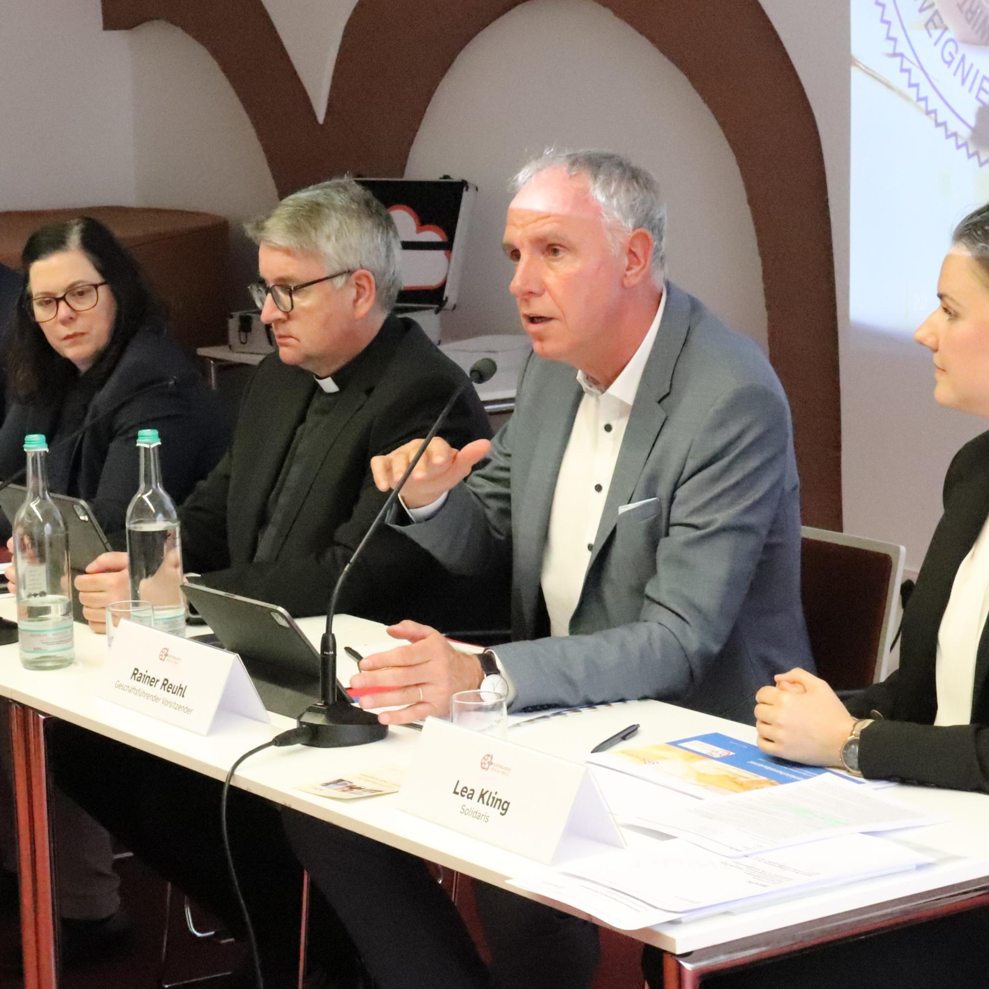 Diözesanökonom Carsten Erdt, Bevollmächtigte des Generalvikars, Ordinariatsdirektorin Stephanie Rieth, Bischof Peter Kohlgraf, Vorsitzender Rainer Reuhl und Lea Kling von Solidaris (von links nach rechts) bei der Vollversammlung des Diözesankirchensteuerrates