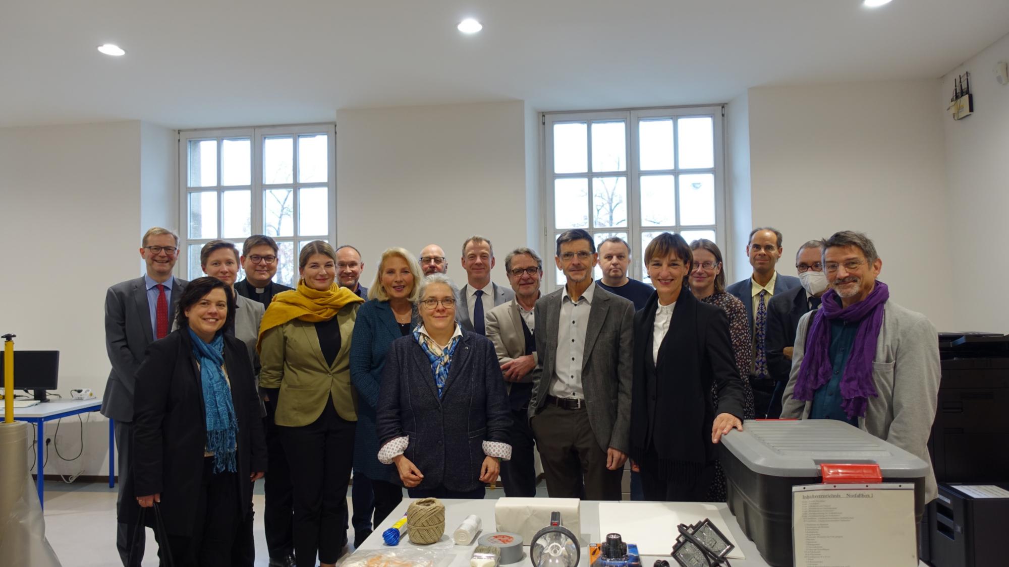 Mainz, 29. November 2022: Treffen der neuen Mitglieder im Mainzer Notfallverbund, unter anderen mit der Bevollmächtigten des Generalvikars, Stephanie Rieth (vorne links).