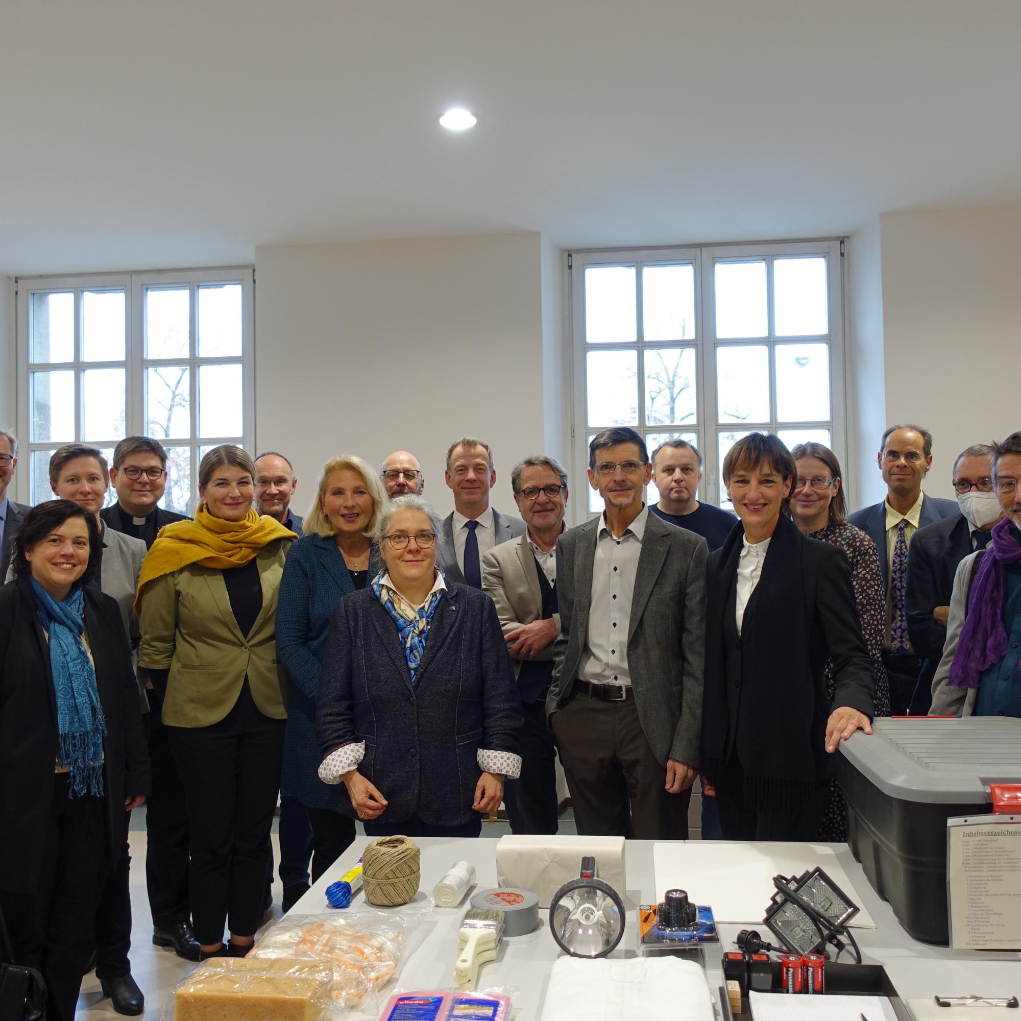 Mainz, 29. November 2022: Treffen der neuen Mitglieder im Mainzer Notfallverbund, unter anderen mit der Bevollmächtigten des Generalvikars, Stephanie Rieth (vorne links).