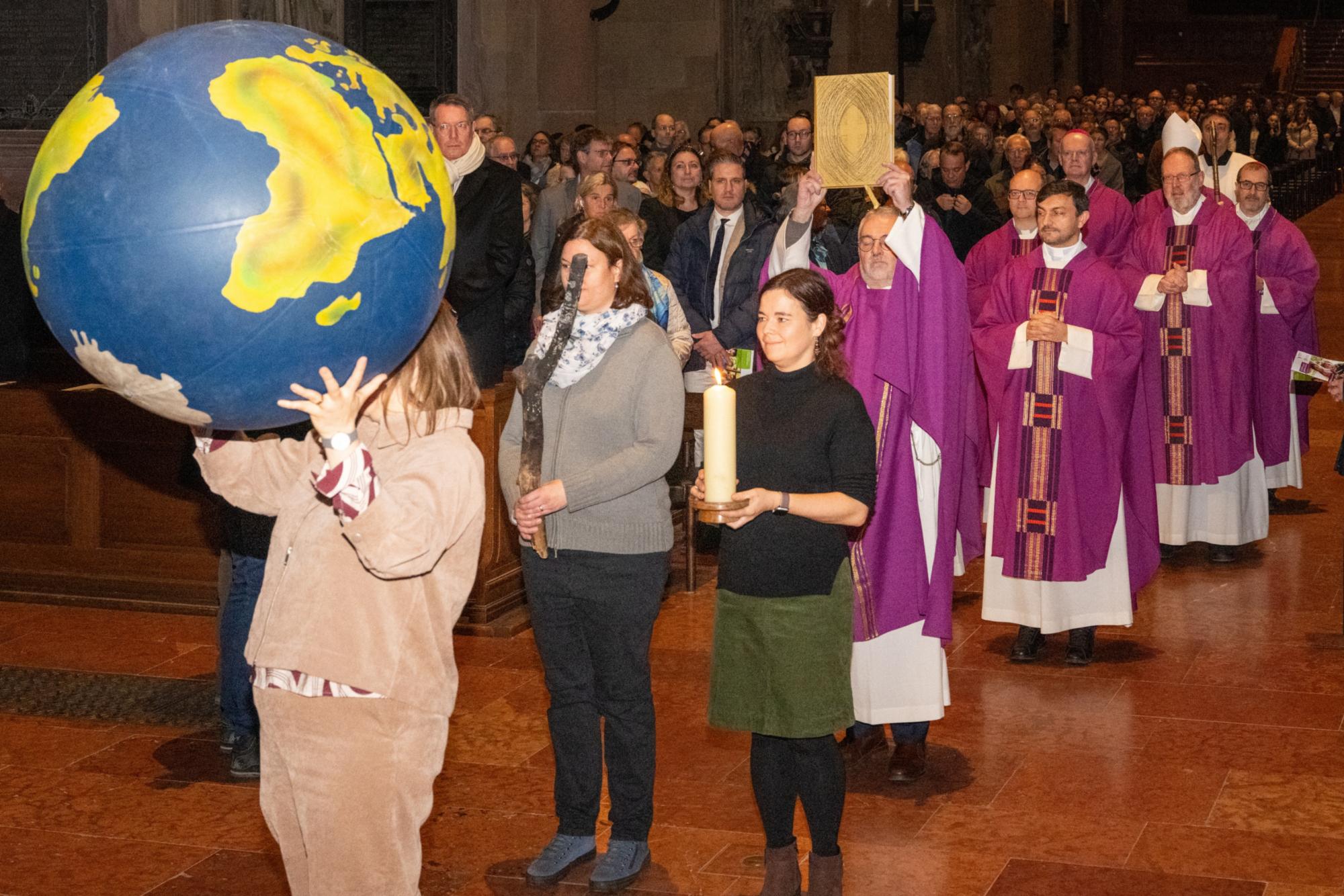 Mainz, 30. November 2025: Mit einem feierlichen Gottesdienst ist die bundesweite Adveniat-Weihnachtsaktion der katholischen Kirche im Mainzer Dom eröffnet worden. Bischof Dr. Peter Kohlgraf von Mainz feierte den Gottesdienst mit Adveniat-Bischof Dr. Franz-Josef Overbeck, der brasilianischen Bischof Dom Vicente Ferreira, Schwester Elis dos Santos aus Manaus, Adveniat-Hauptgeschäftsführer Pater Dr. Martin Maier.