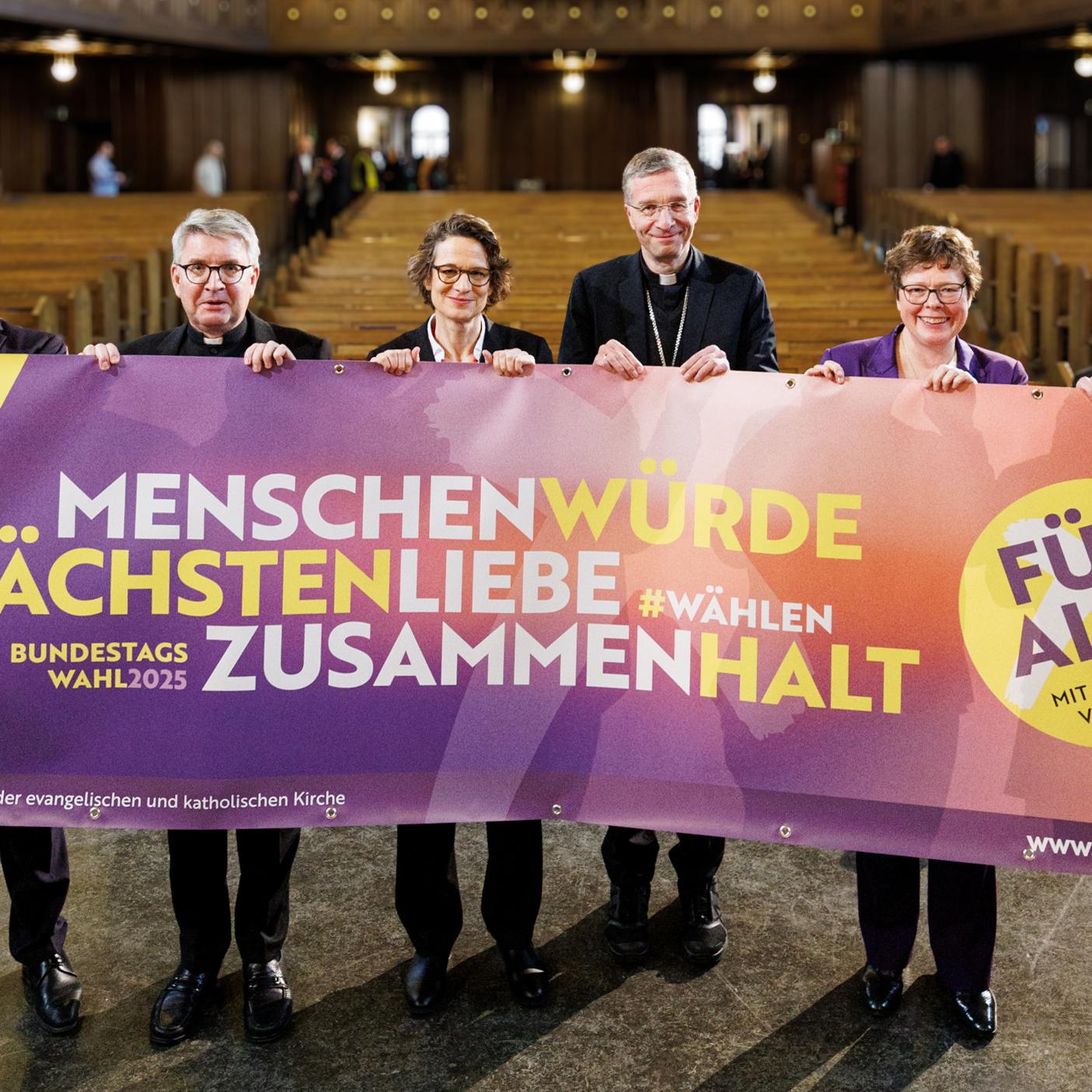 Die Leitungen der Kirchen in Hessen rufen gemeinsam zur Teilnahme an der Bundestagswahl 2025 auf (v. l.):  Dr. Thorsten Latzel (Präses der Evangelischen Kirche im Rheinland), Bischof Prof. Dr. Peter Kohlgraf (Bistum Mainz), Prof. Dr. Christiane Tietz (Kirchenpräsidentin der Evangelischen Kirche in Hessen und Nassau), Bischof Dr. Michael Gerber (Bistum Fulda), Bischöfin Prof. Dr. Beate Hofmann (Evangelische Kirche von Kurhessen-Waldeck) und Bischof Dr. Georg Bätzing (Bistum Limburg). Foto: EKHN/Peter Bongard.