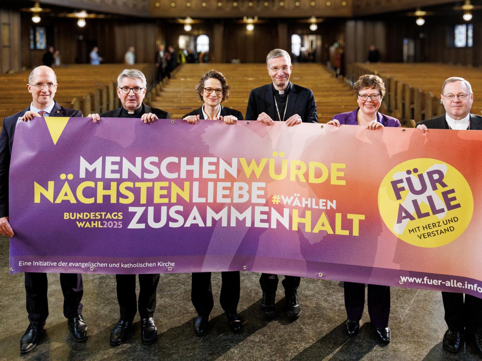 Die Leitungen der Kirchen in Hessen rufen gemeinsam zur Teilnahme an der Bundestagswahl 2025 auf (v. l.):  Dr. Thorsten Latzel (Präses der Evangelischen Kirche im Rheinland), Bischof Prof. Dr. Peter Kohlgraf (Bistum Mainz), Prof. Dr. Christiane Tietz (Kirchenpräsidentin der Evangelischen Kirche in Hessen und Nassau), Bischof Dr. Michael Gerber (Bistum Fulda), Bischöfin Prof. Dr. Beate Hofmann (Evangelische Kirche von Kurhessen-Waldeck) und Bischof Dr. Georg Bätzing (Bistum Limburg). Foto: EKHN/Peter Bongard.