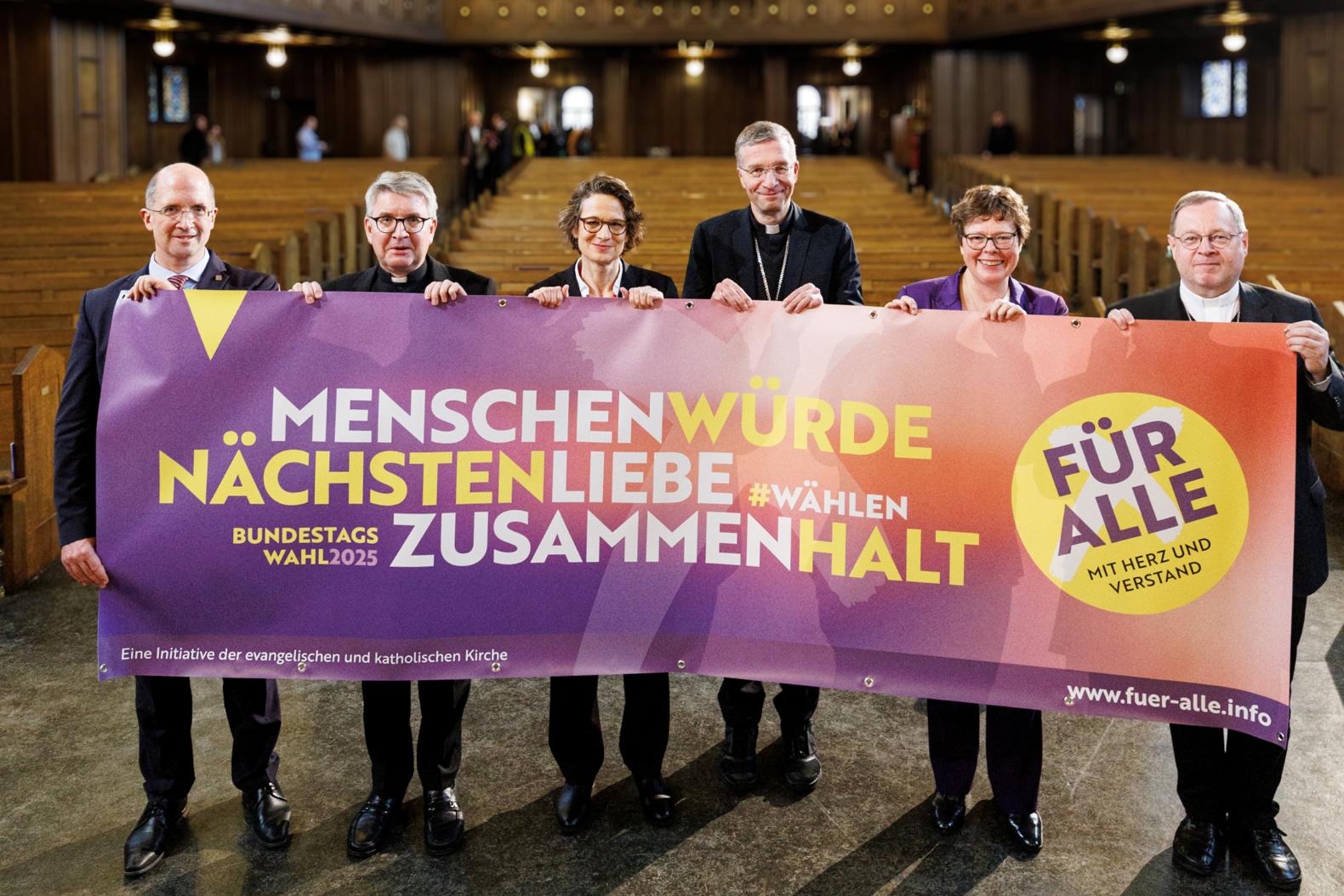 Die Leitungen der Kirchen in Hessen rufen gemeinsam zur Teilnahme an der Bundestagswahl 2025 auf (v. l.):  Dr. Thorsten Latzel (Präses der Evangelischen Kirche im Rheinland), Bischof Prof. Dr. Peter Kohlgraf (Bistum Mainz), Prof. Dr. Christiane Tietz (Kirchenpräsidentin der Evangelischen Kirche in Hessen und Nassau), Bischof Dr. Michael Gerber (Bistum Fulda), Bischöfin Prof. Dr. Beate Hofmann (Evangelische Kirche von Kurhessen-Waldeck) und Bischof Dr. Georg Bätzing (Bistum Limburg). Foto: EKHN/Peter Bongard. (c) EKHN/Peter Bongard