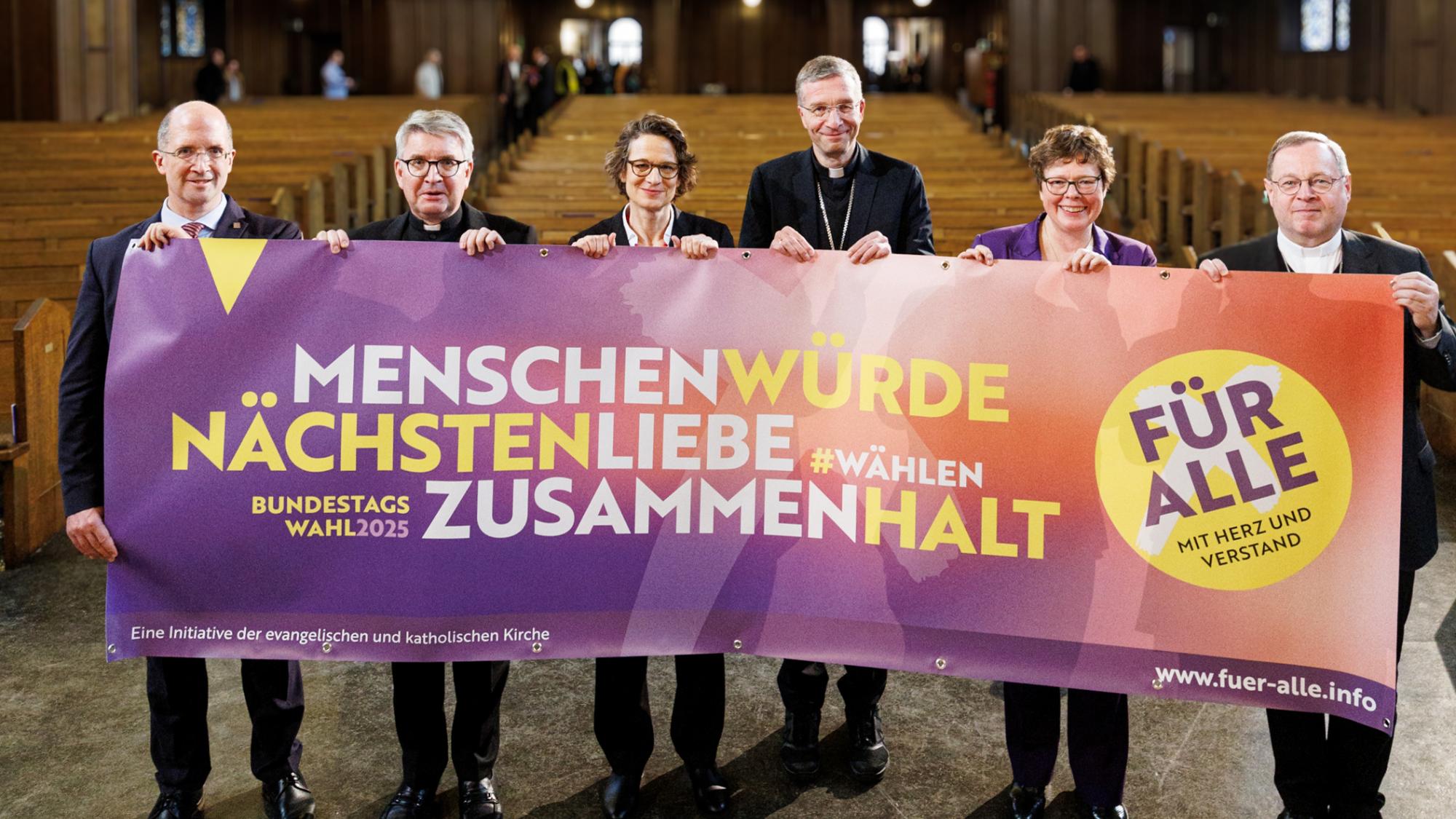 Die Leitungen der Kirchen in Hessen rufen gemeinsam zur Teilnahme an der Bundestagswahl 2025 auf (v. l.):  Dr. Thorsten Latzel (Präses der Evangelischen Kirche im Rheinland), Bischof Prof. Dr. Peter Kohlgraf (Bistum Mainz), Prof. Dr. Christiane Tietz (Kirchenpräsidentin der Evangelischen Kirche in Hessen und Nassau), Bischof Dr. Michael Gerber (Bistum Fulda), Bischöfin Prof. Dr. Beate Hofmann (Evangelische Kirche von Kurhessen-Waldeck) und Bischof Dr. Georg Bätzing (Bistum Limburg). Foto: EKHN/Peter Bongard.