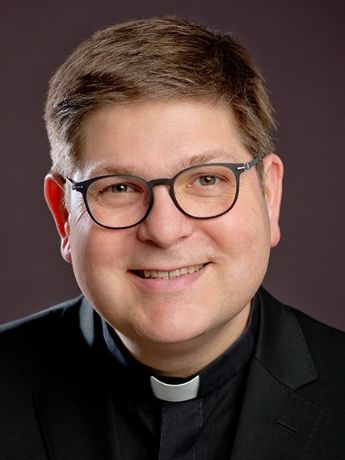 Prof. Dr. Tonke Dennebaum ist zum Domkapitular ernannt worden.
