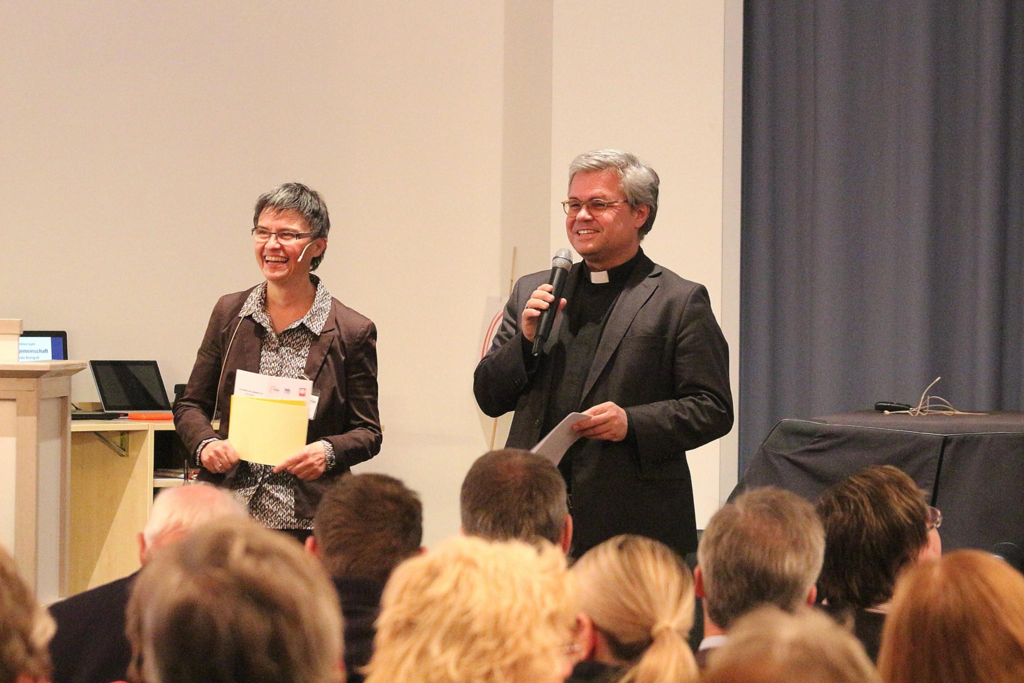 Mainz, 7. November 2018: Weihbischof Dr. Udo Markus Bentz bei seiner gemeinsamen Begrüßung mit Maria Bedersdorfer beim 'Tag der Dienstgemeinschaft'
