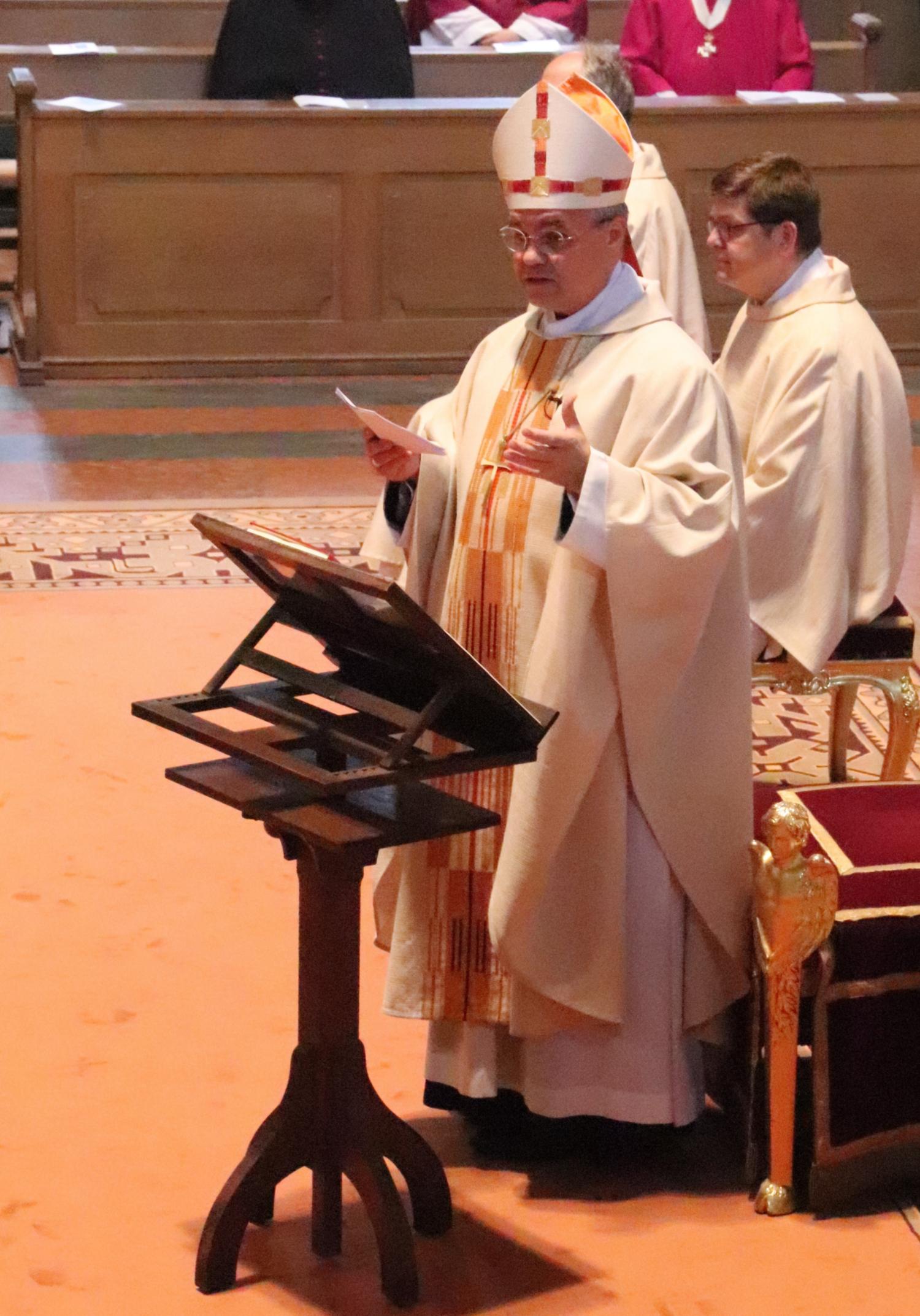 Weihbischof Dr. Udo Markus Bentz predigt bei der Weihe der Diakone (c) Bistum Mainz/Hoffmann