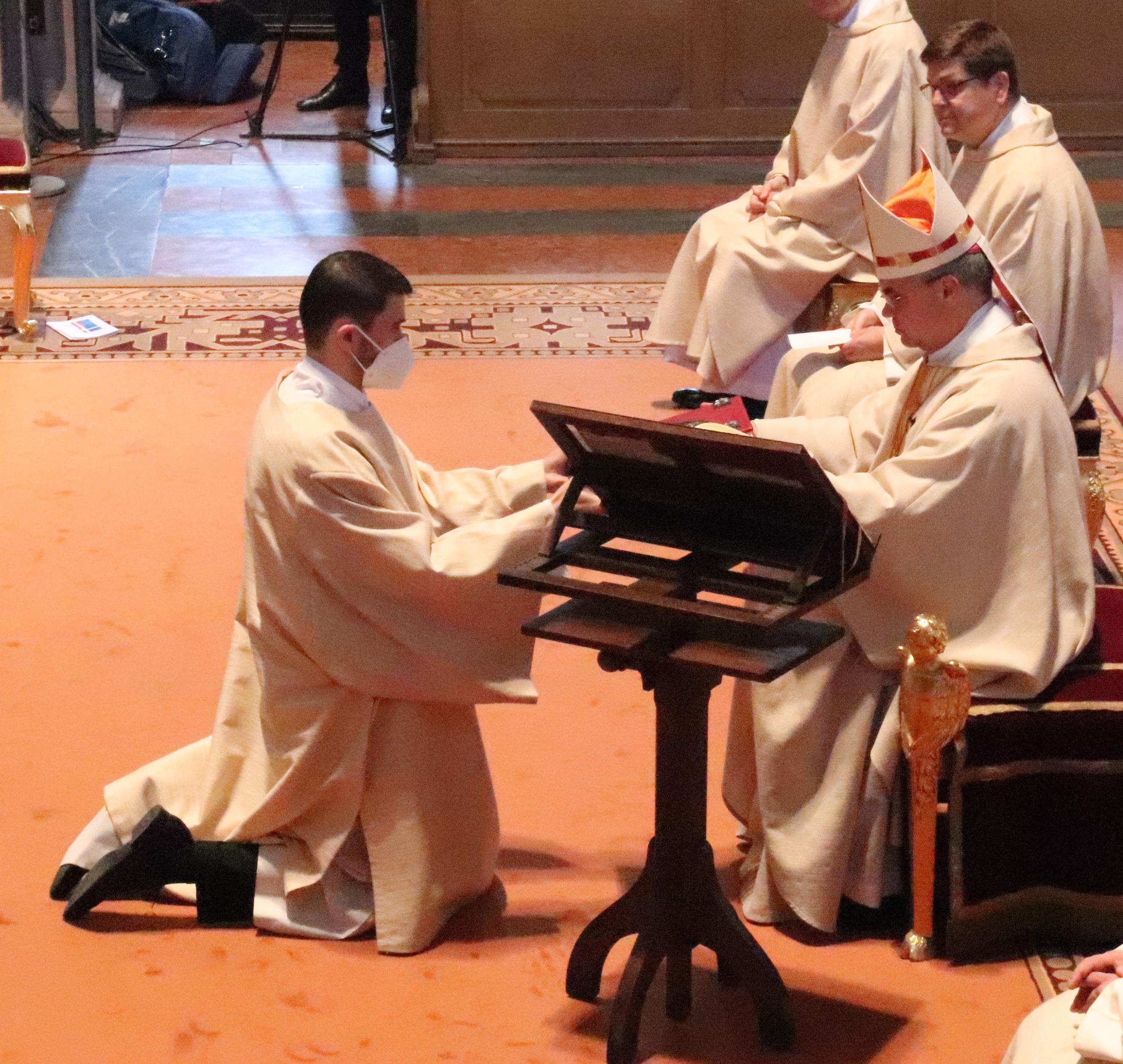 Moritz Gerlach empfängt das Evangeliar von Weihbischof Dr. Udo Markus Bentz