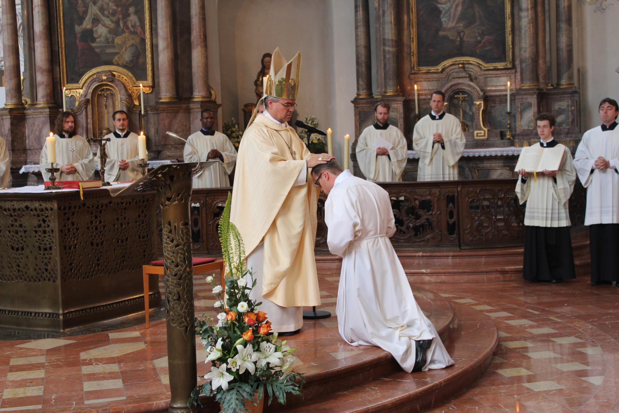 Der Mainzer Weihbischof und Generalvikar, Dr. Udo Markus Bentz, weihte Benjamin Weiß im Jahr 2019 zum Diakon (c) Bistum Mainz/Priesterseminar