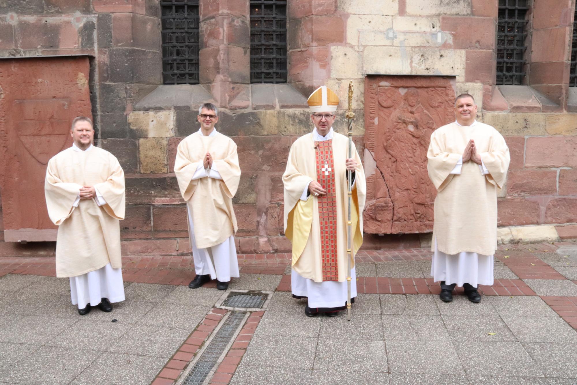 Weihe der Ständigen Diakone 2021 - Von links: Andreas Mangold, Dr. Simon Helms, Bischof Peter Kohlgraf,Uwe Kießling, (c) Bistum Mainz/Hoffmann