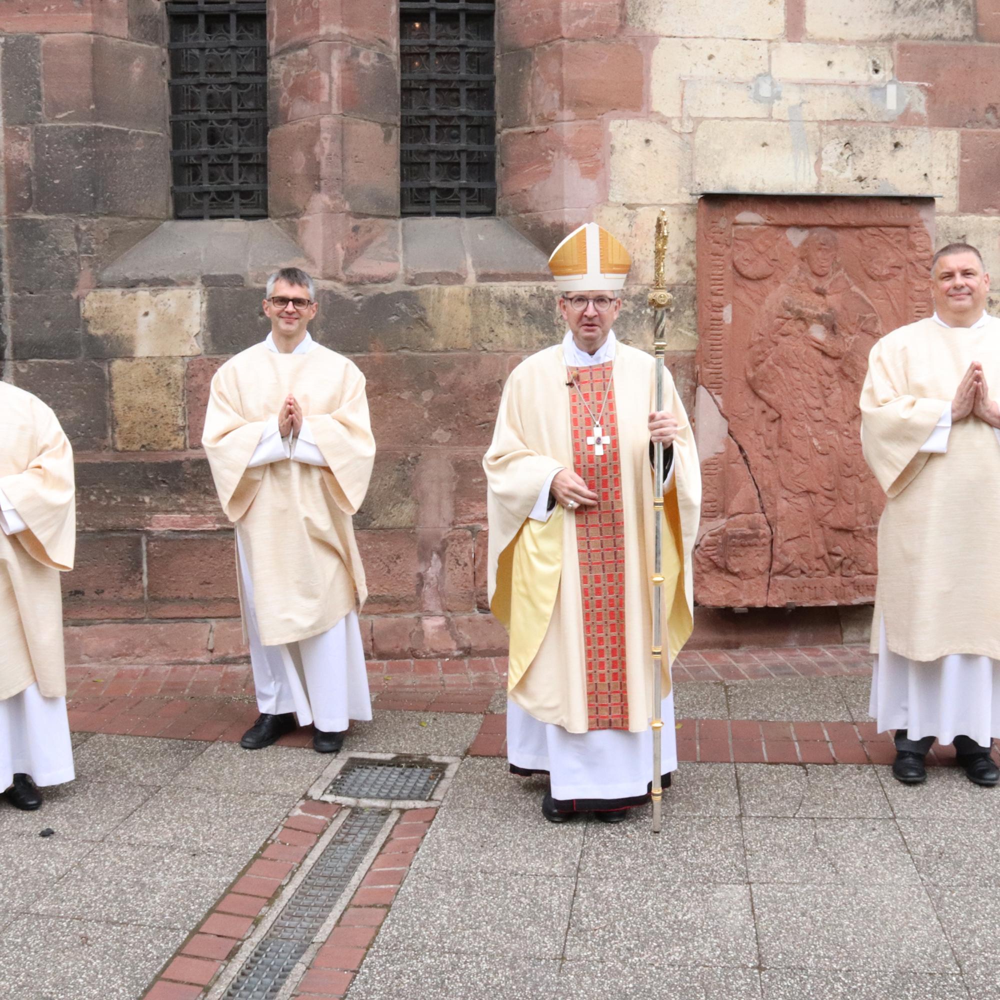 Weihe der Ständigen Diakone 2021 - Von links: Andreas Mangold, Dr. Simon Helms, Bischof Peter Kohlgraf,Uwe Kießling,