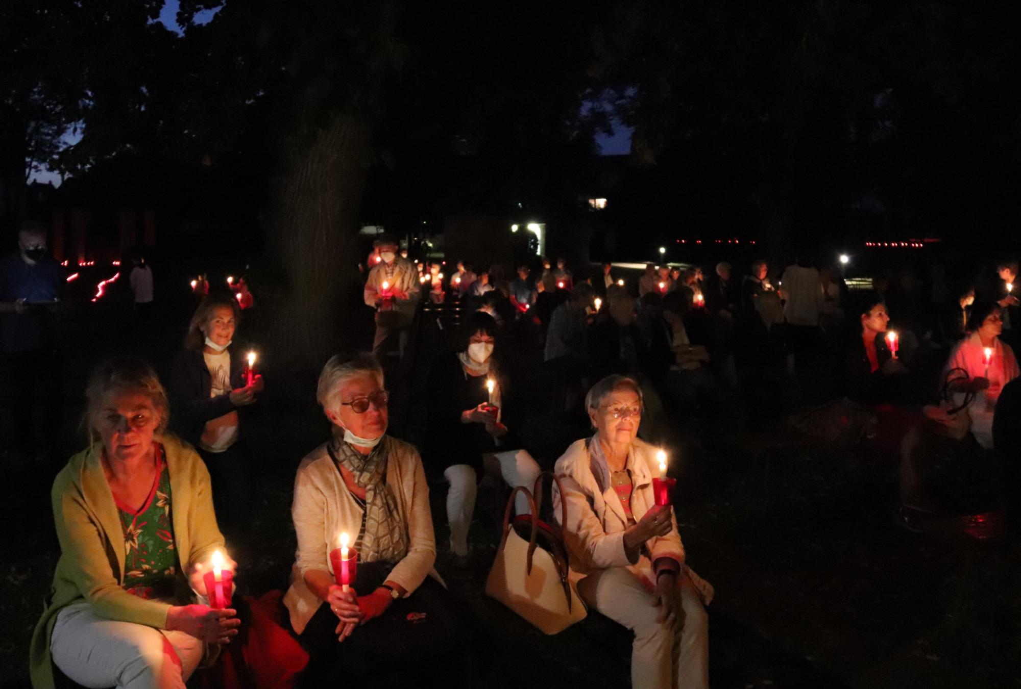 Teilnehmende mit Kerzen in der Hand vor der Prozession (c) Bistum Mainz/Hoffmann
