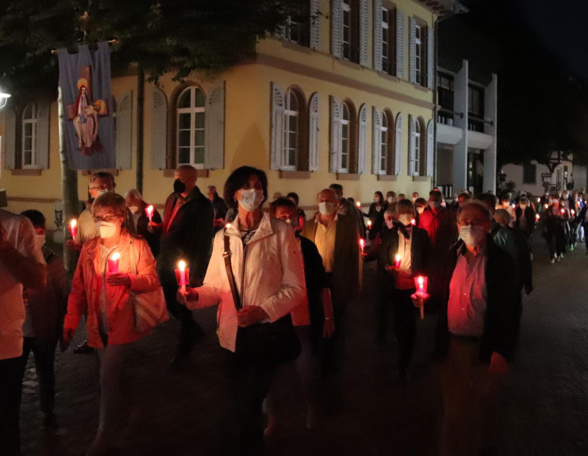 In einer Lichterprozession zogen die Pilger durch die Dieburger Innenstadt (c) Bistum Mainz/Hoffmann