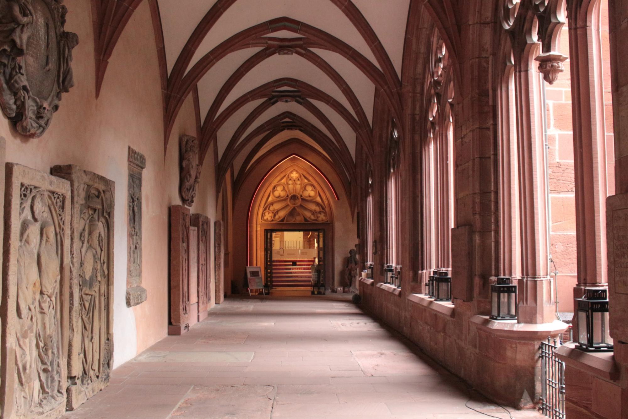 Eingang zum Bischöflichen Dom- und Diözesanmuseum im Kreuzgang des Mainzer Domes.