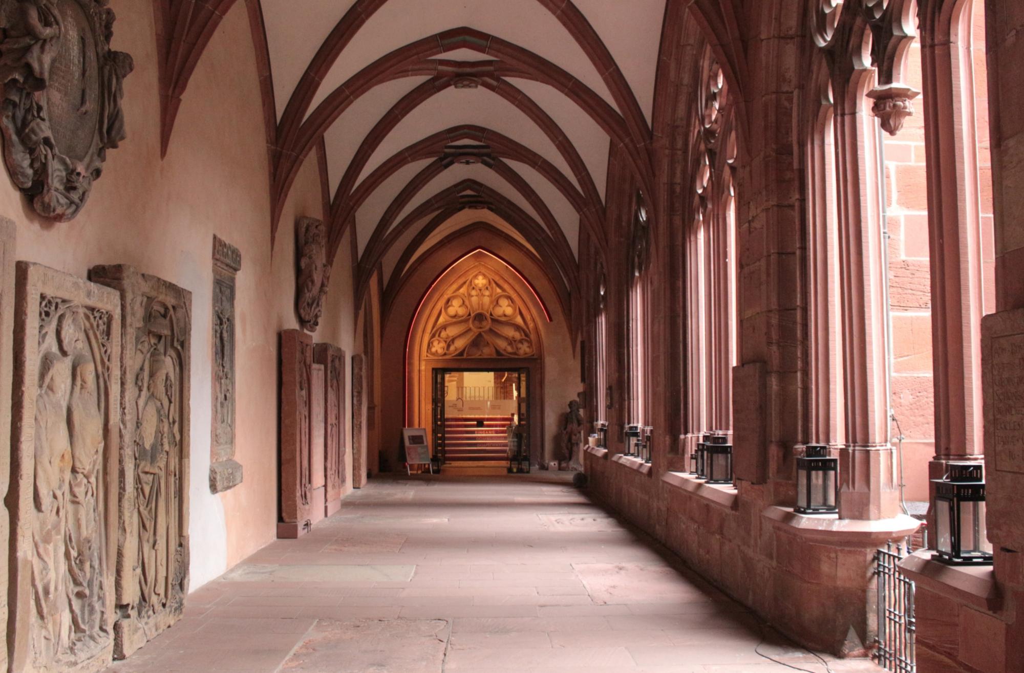 Eingang zum Bischöflichen Dom- und Diözesanmuseum im Kreuzgang des Mainzer Domes. (c) Bistum Mainz / Blum
