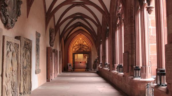 Eingang zum Bischöflichen Dom- und Diözesanmuseum im Kreuzgang des Mainzer Domes.