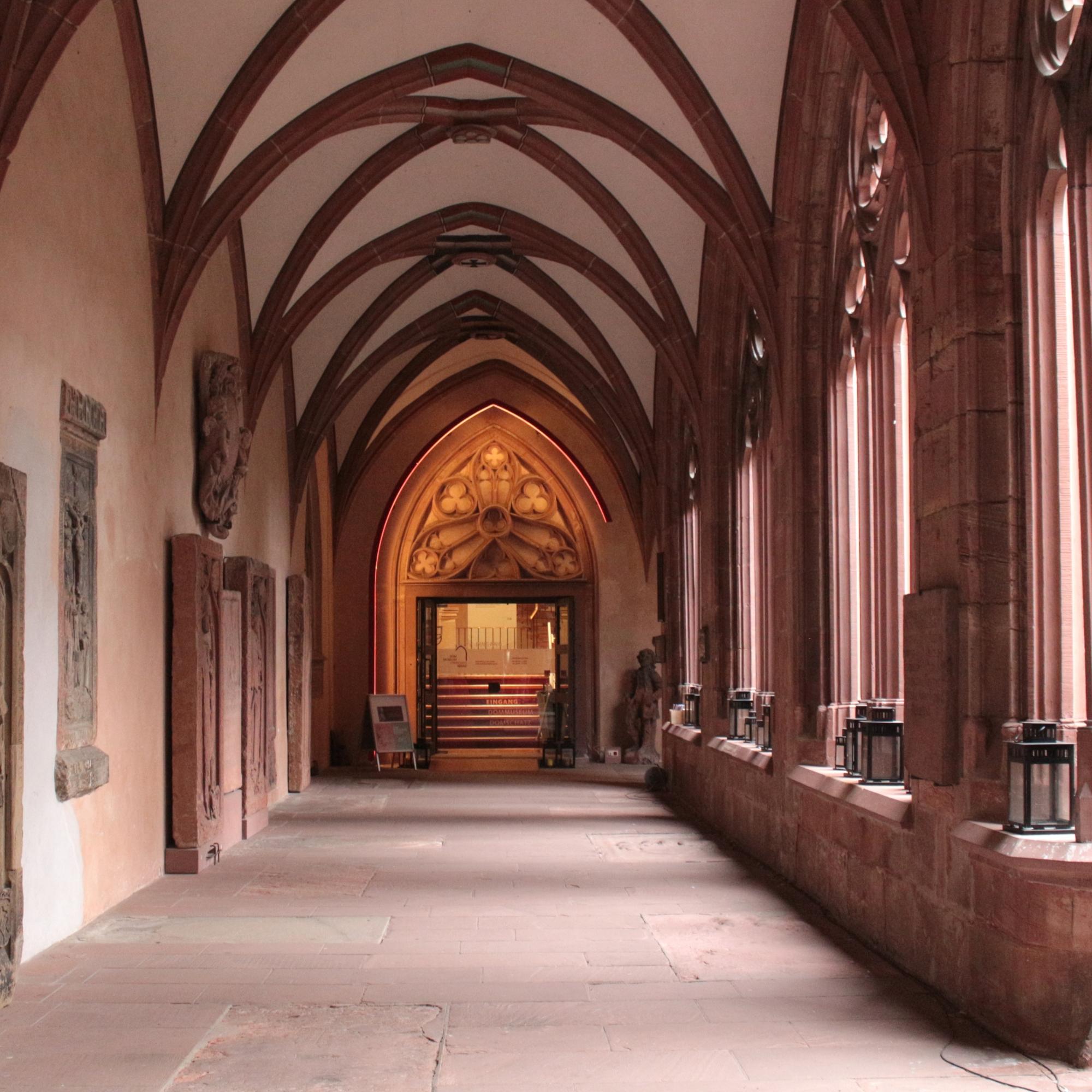Eingang zum Bischöflichen Dom- und Diözesanmuseum im Kreuzgang des Mainzer Domes.