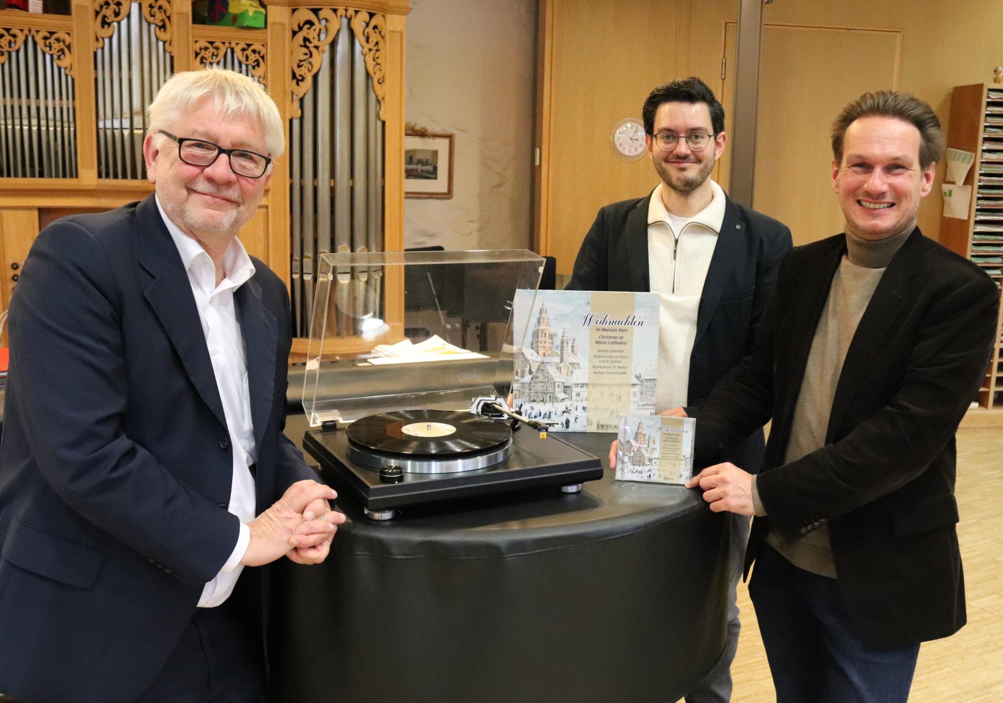 Arrangeur Thomas Gabriel, Domkantor Michael Kaltenbach und Domkapellmeister Karsten Storck (von links nach rechts) präsentierten die neue Weihnachts-CD