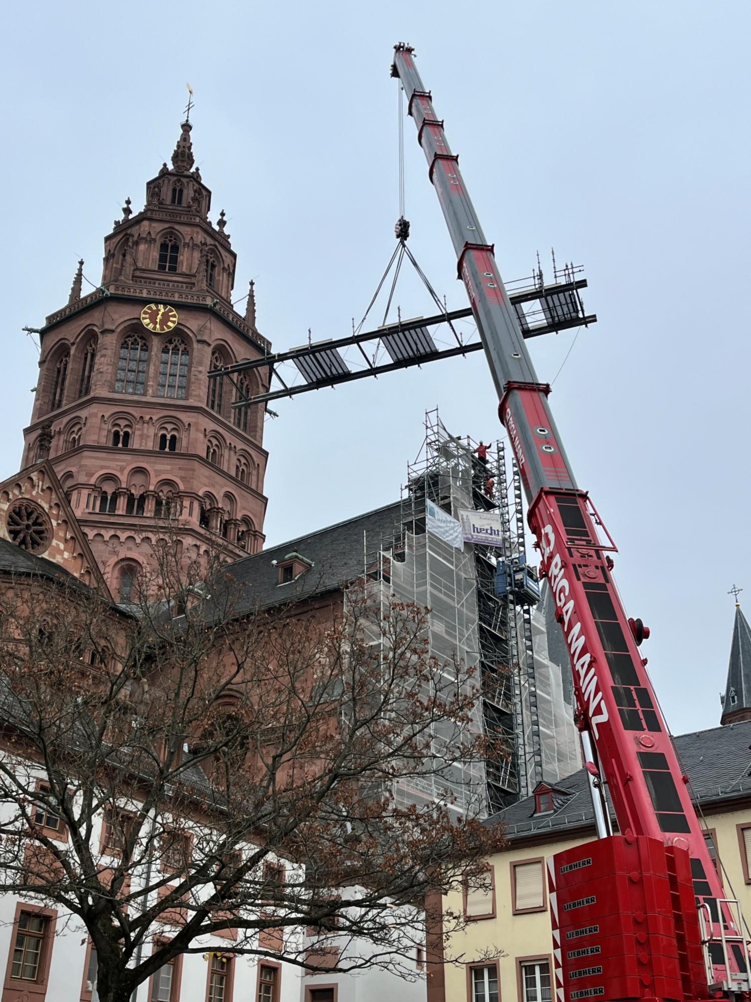 Die Gerüstbrücke wird vom Dach des Doms abgenommen (c) Bistum Mainz/Hoffmann