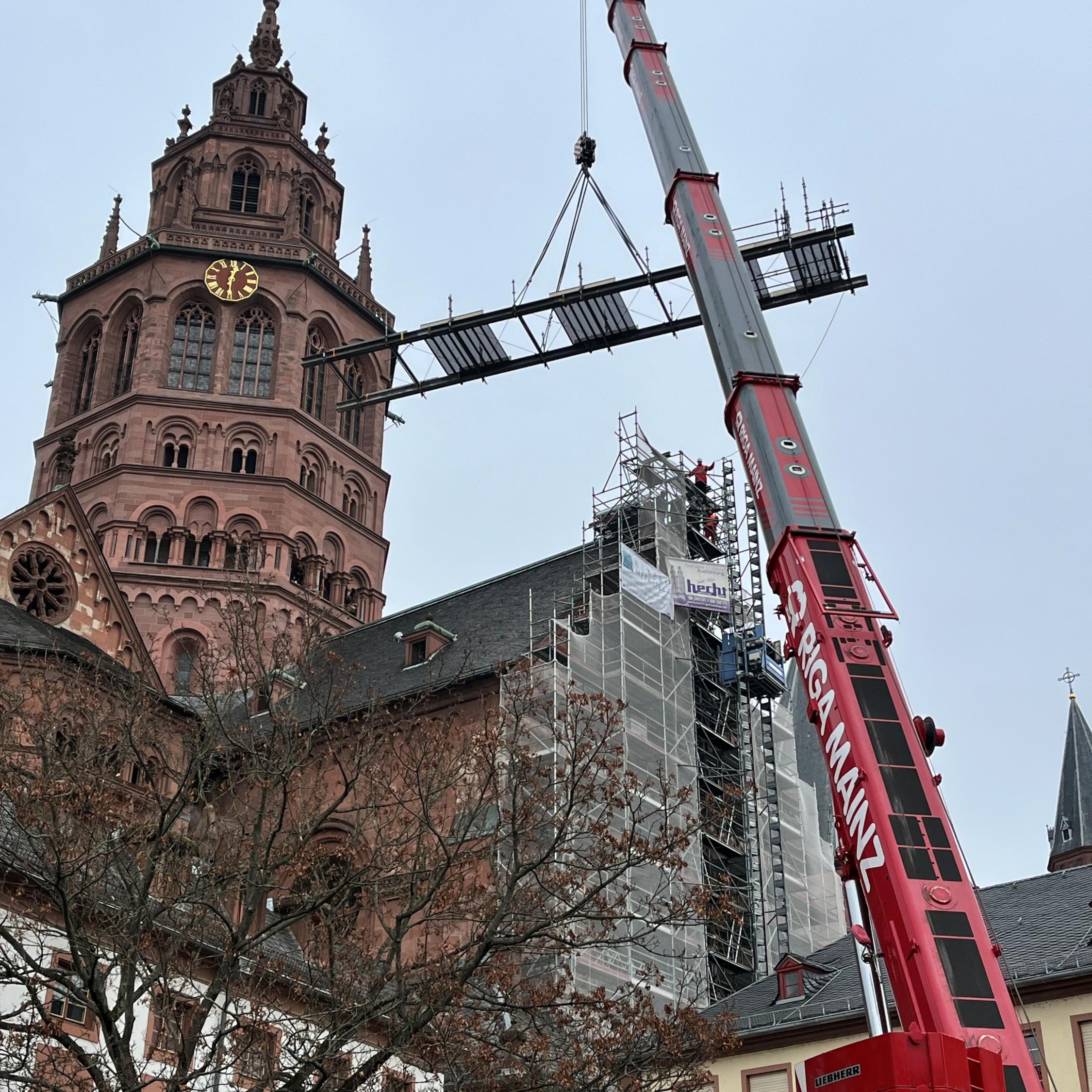 Die Gerüstbrücke wird vom Dach des Doms abgenommen