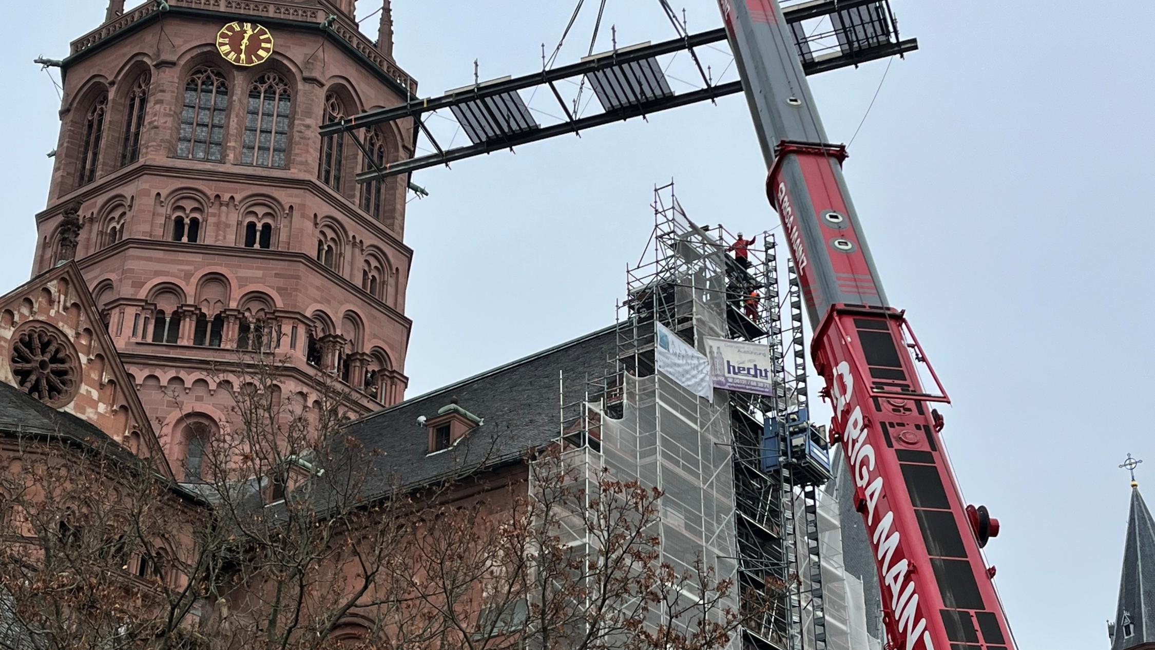 Die Gerüstbrücke wird vom Dach des Doms abgenommen
