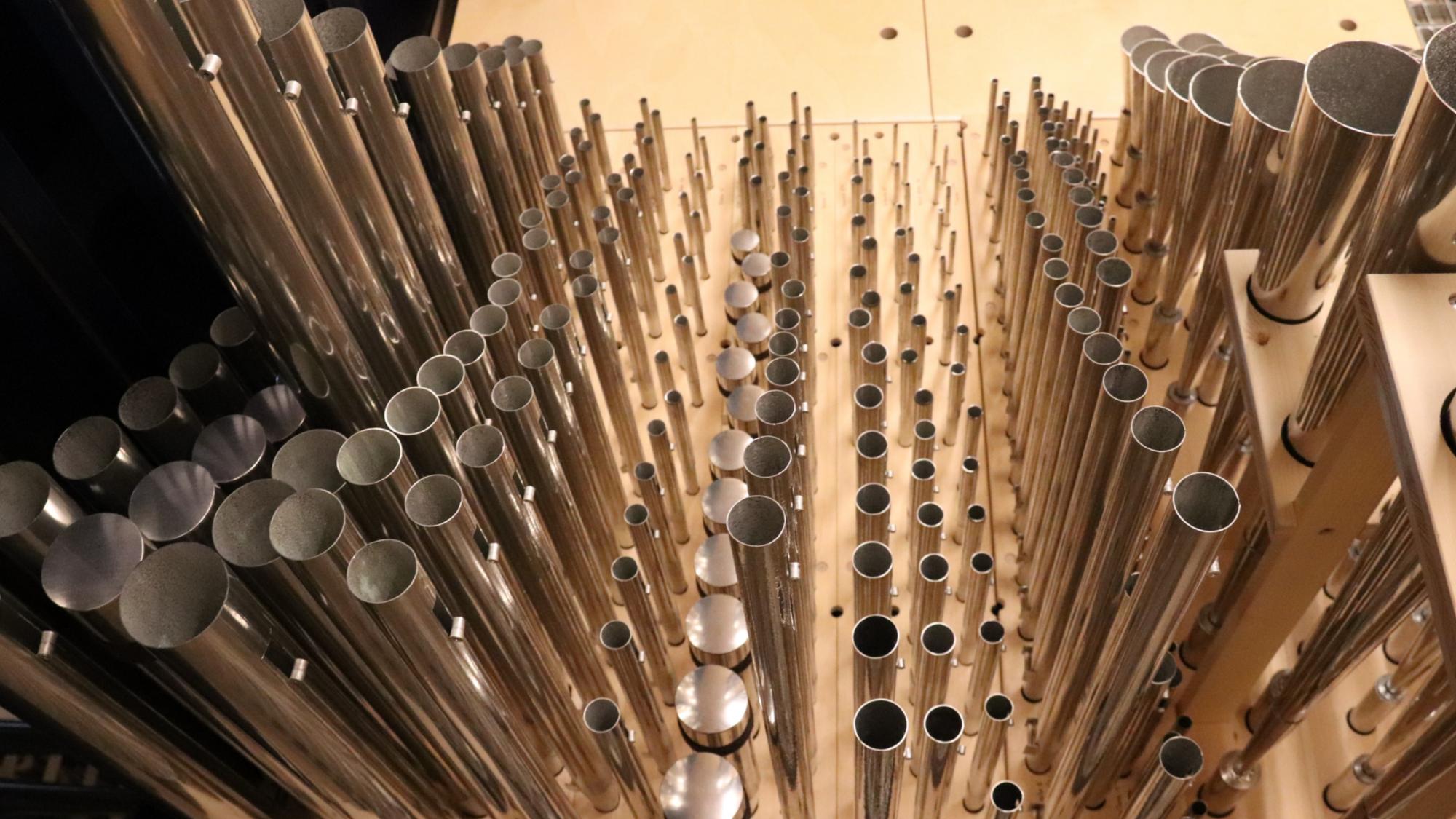 Die kleinsten Pfeifen der neuen Mainzer Domorgel im Ostchor des Kirchenbaus