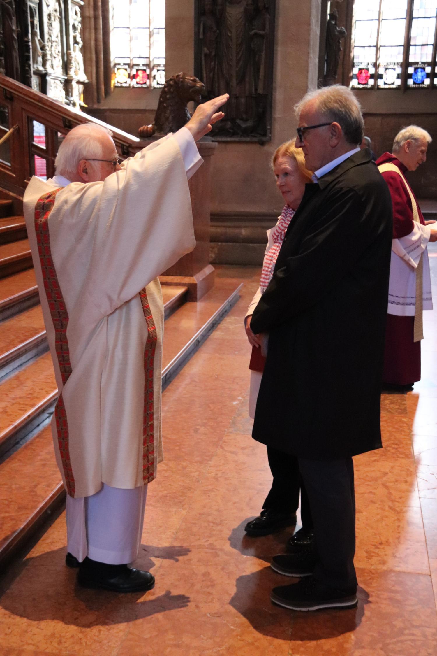 Diakon Norbert Tiegel spendete Paaren den Segen (c) Bistum Mainz/Hoffmann