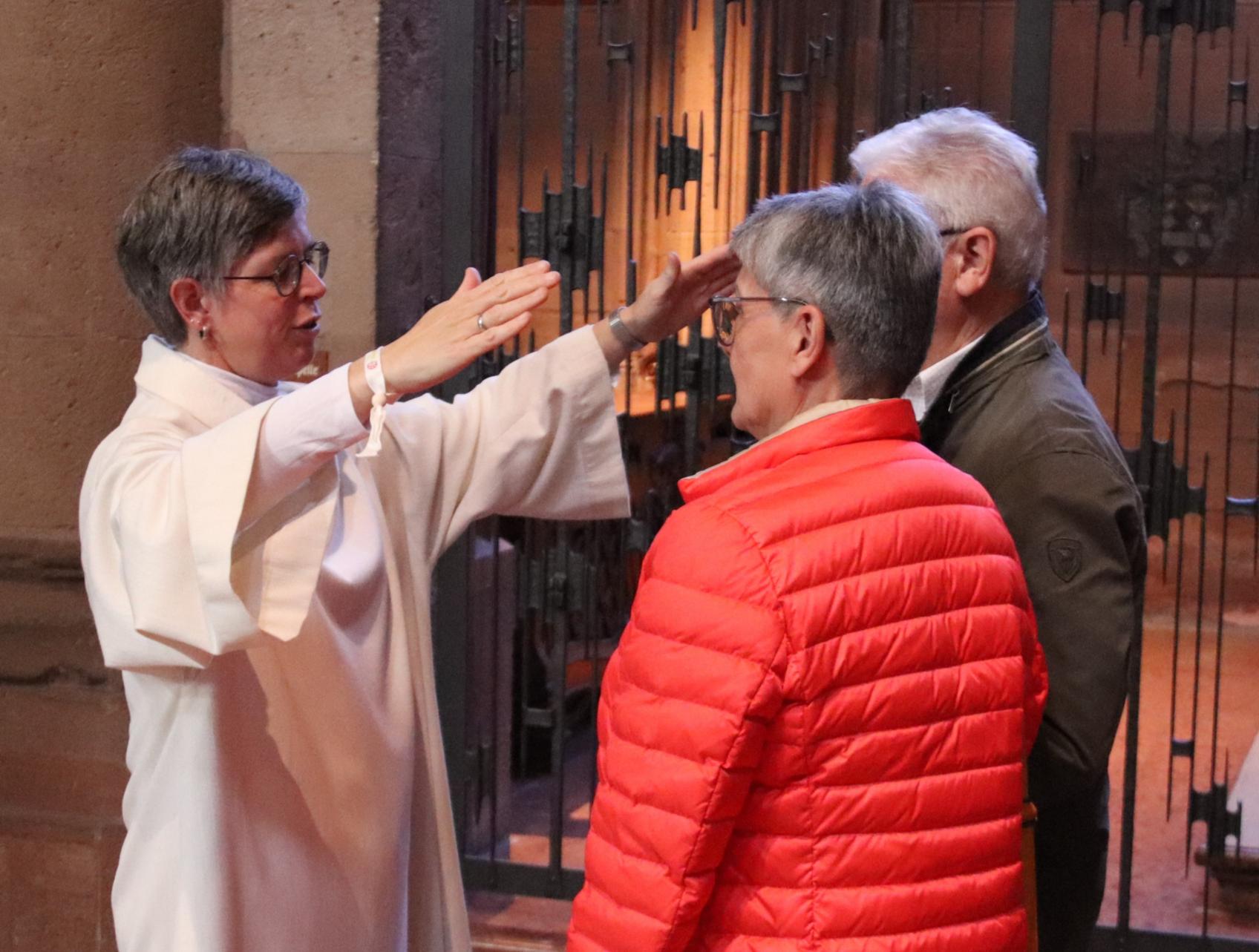 Pastoralreferentin Janina Adler spendete Paaren den Segen (c) Bistum Mainz/Hoffmann