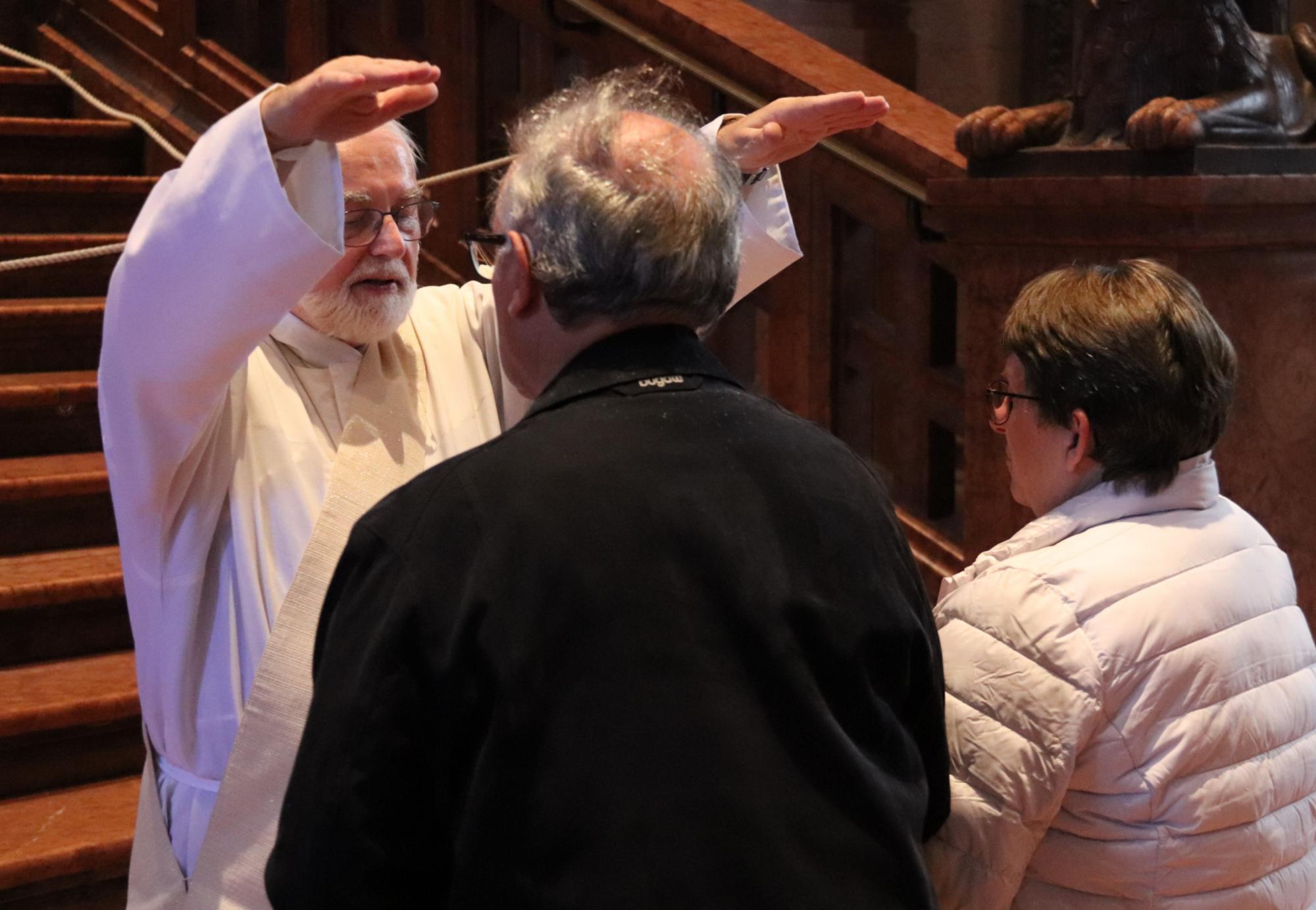 Diakon Norbert Tiegel spendete Paaren den Segen (c) Bistum Mainz/Hoffmann