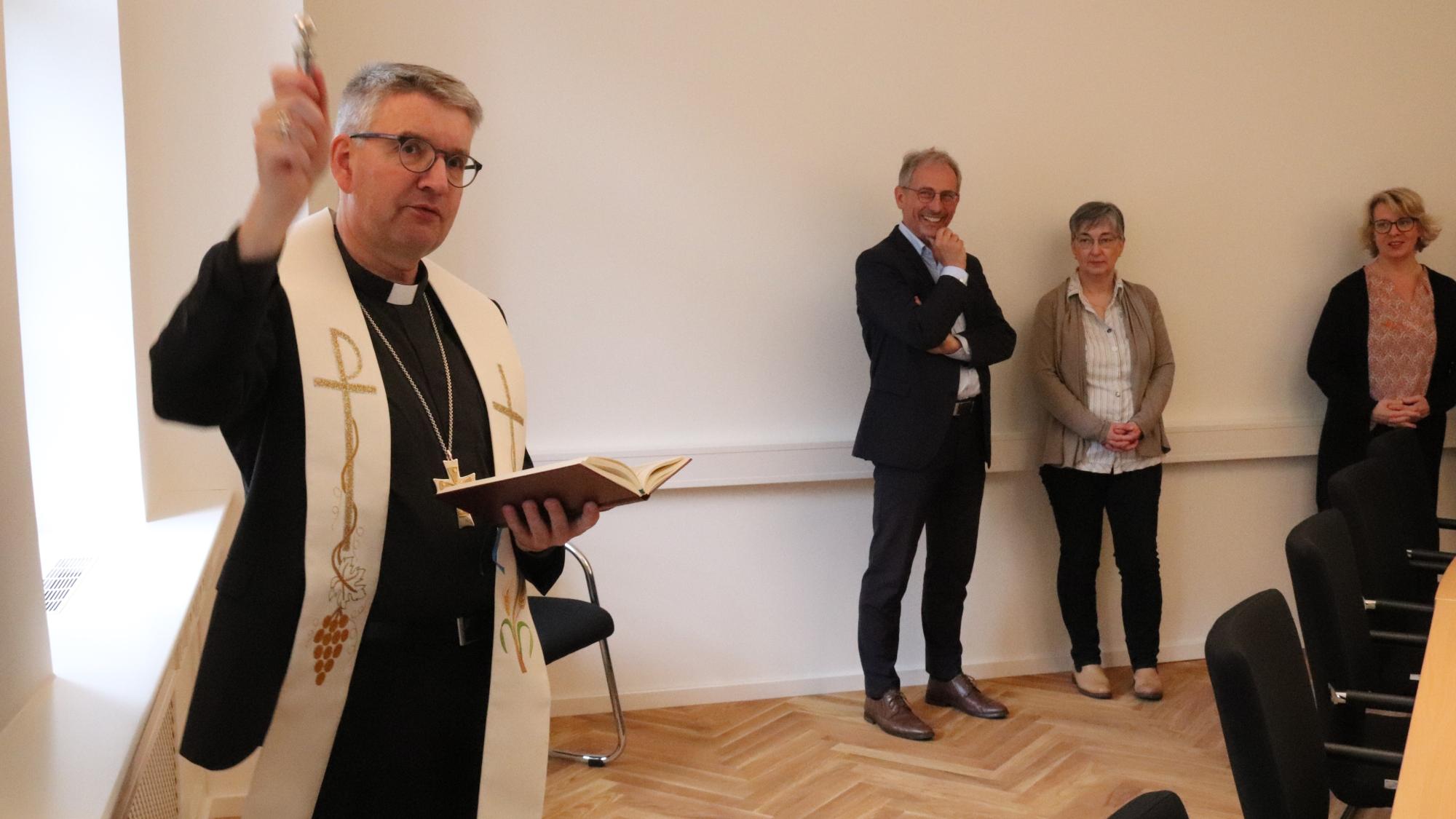 Bischof Peter Kohlgraf segnet Mitarbeitende und die neuen Räume des Katholischen Büros Mainz