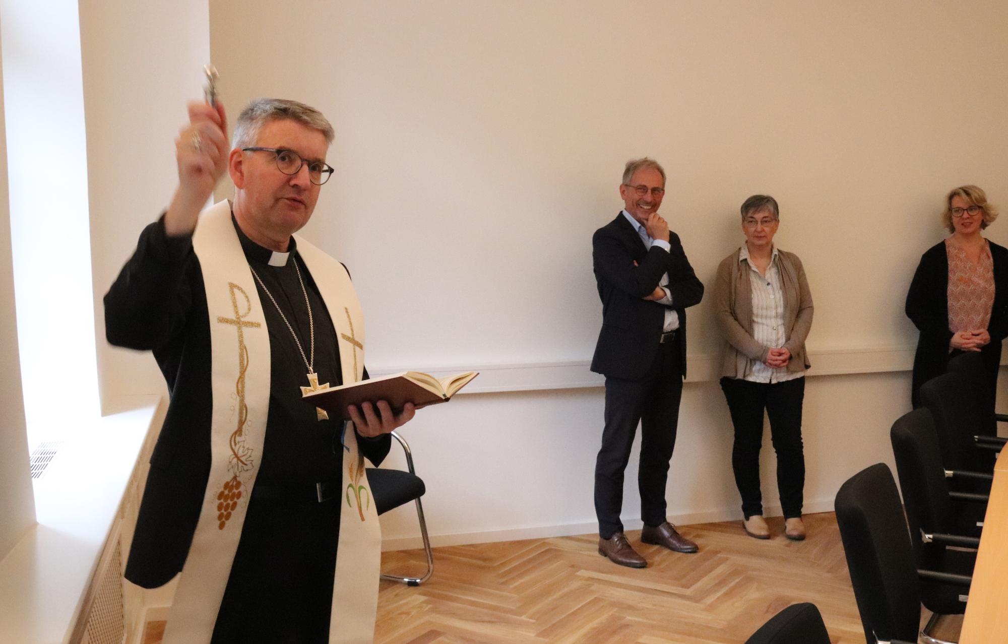 Bischof Peter Kohlgraf segnet Mitarbeitende und die neuen Räume des Katholischen Büros Mainz (c) Bistum Mainz/Hoffmann