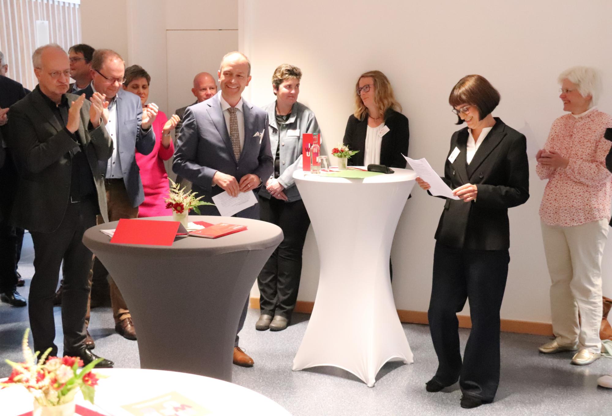 Co-Leiterin der Akademie, Dr. Marita Liebermann (2. von rechts) und Co-Leiter der Akademie, Dr. Andreas Linsenmann (Mitte) bei der Begrüßung der Gäste (c) Bistum Mainz/Hoffmann
