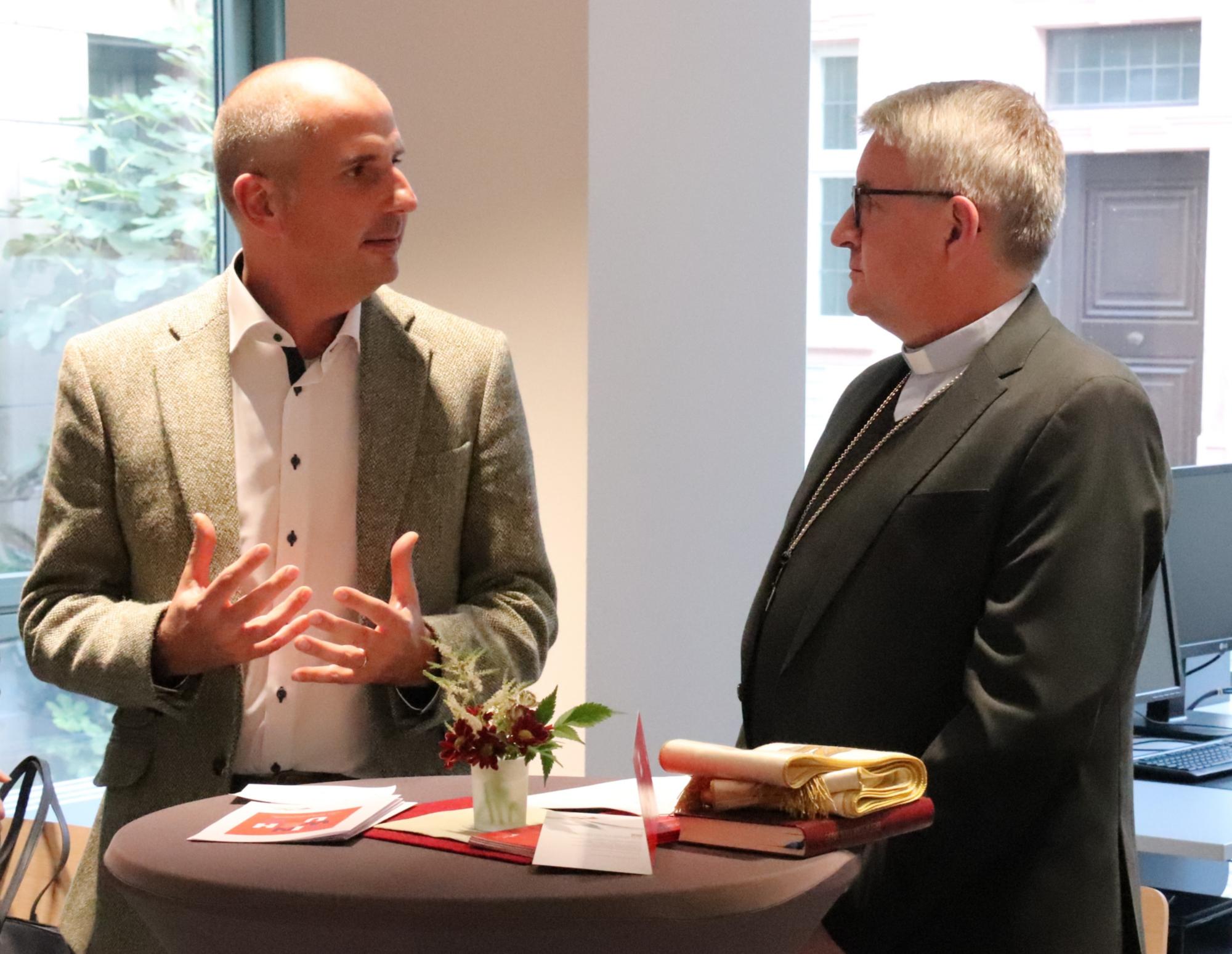 Bildungsdezernent Gereon Geissler (links) bei der Einweihung der neuen Räume (c) Bistum Mainz/Hoffmann