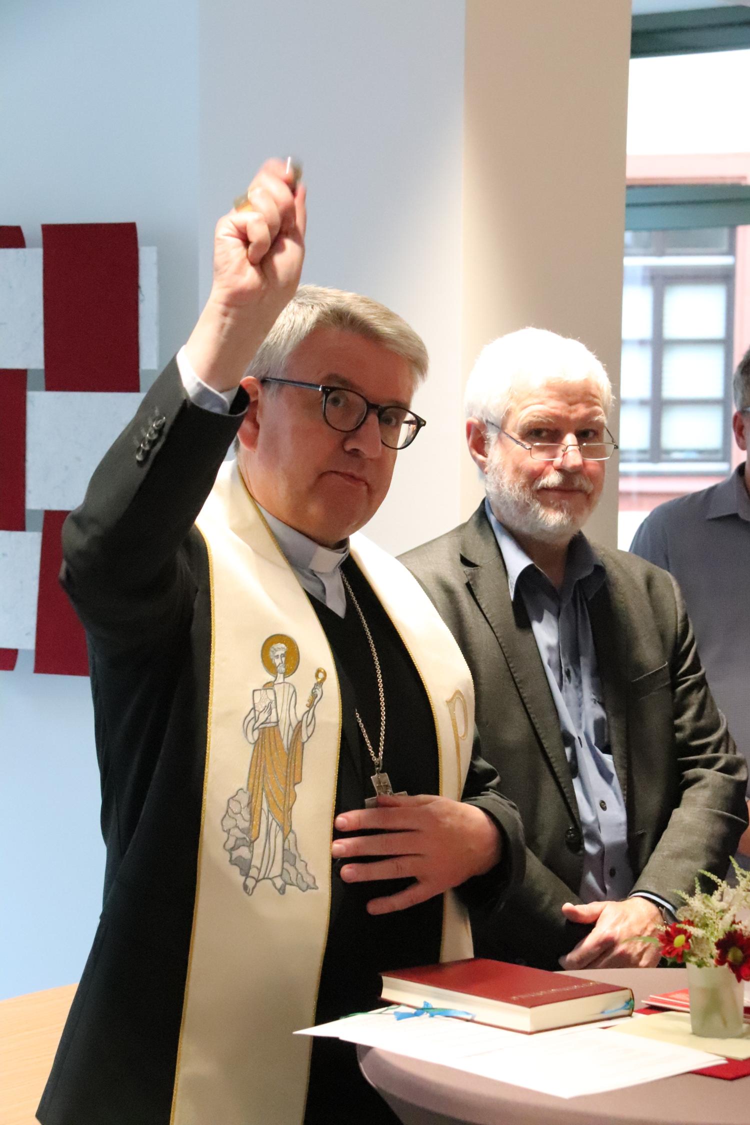 Bischof Peter Kohlgraf segnete die neuen Räume der Bistumsakademie Erbacher Hof in Mainz (c) Bistum Mainz/Hoffmann