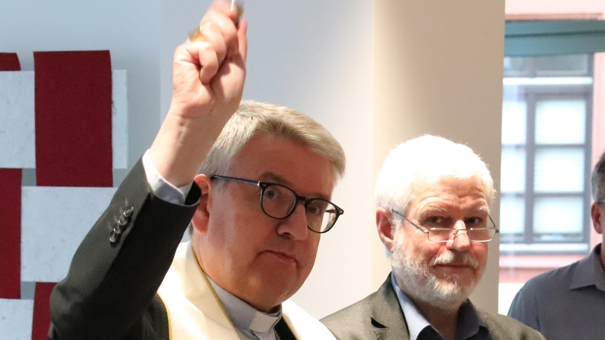 Bischof Peter Kohlgraf segnete die neuen Räume der Bistumsakademie Erbacher Hof in Mainz