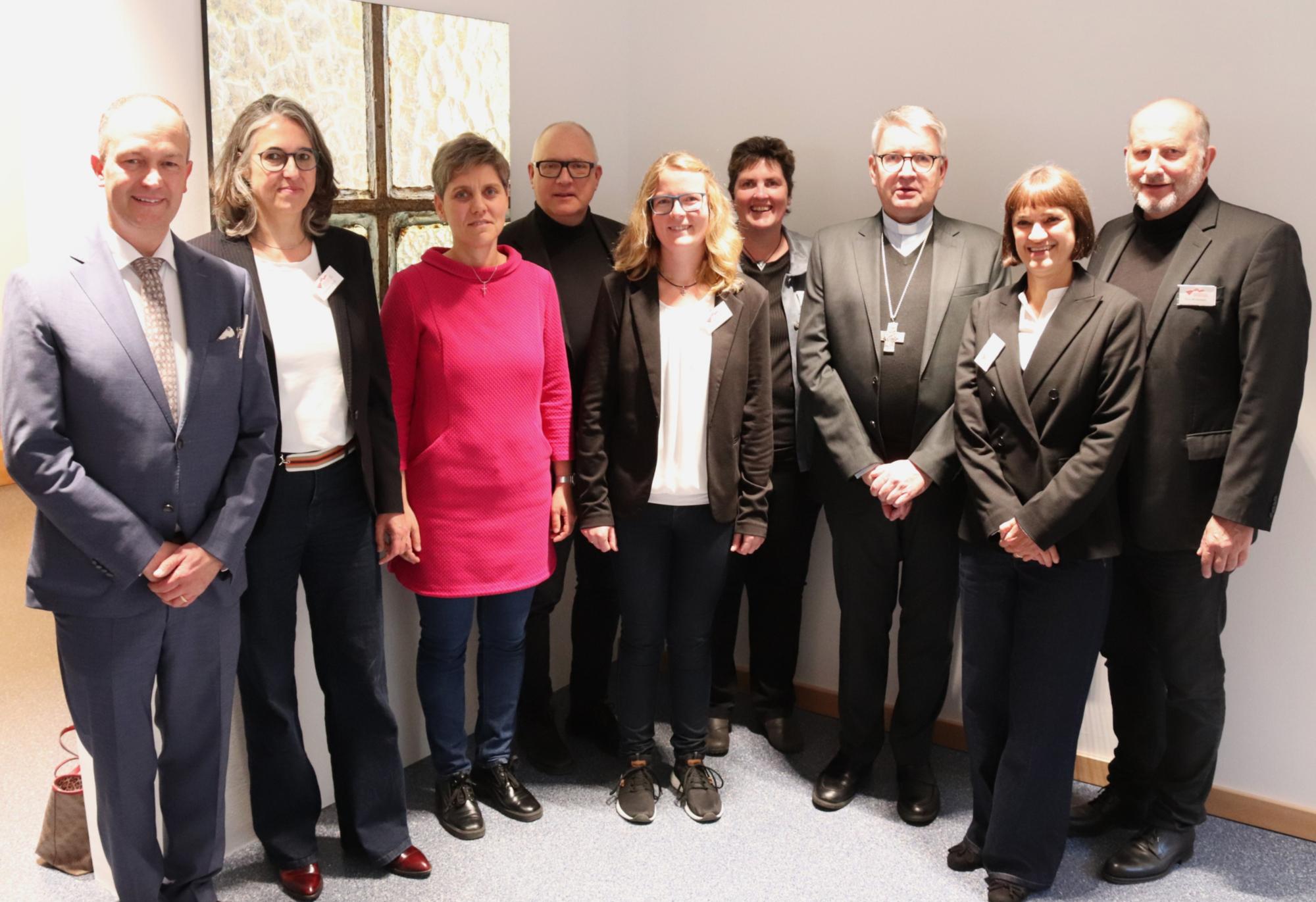 Das Team der Akademie Erbacher Hof mit Bischof Kohlgraf (3. von rechts) (c) Bistum Mainz/Hoffmann