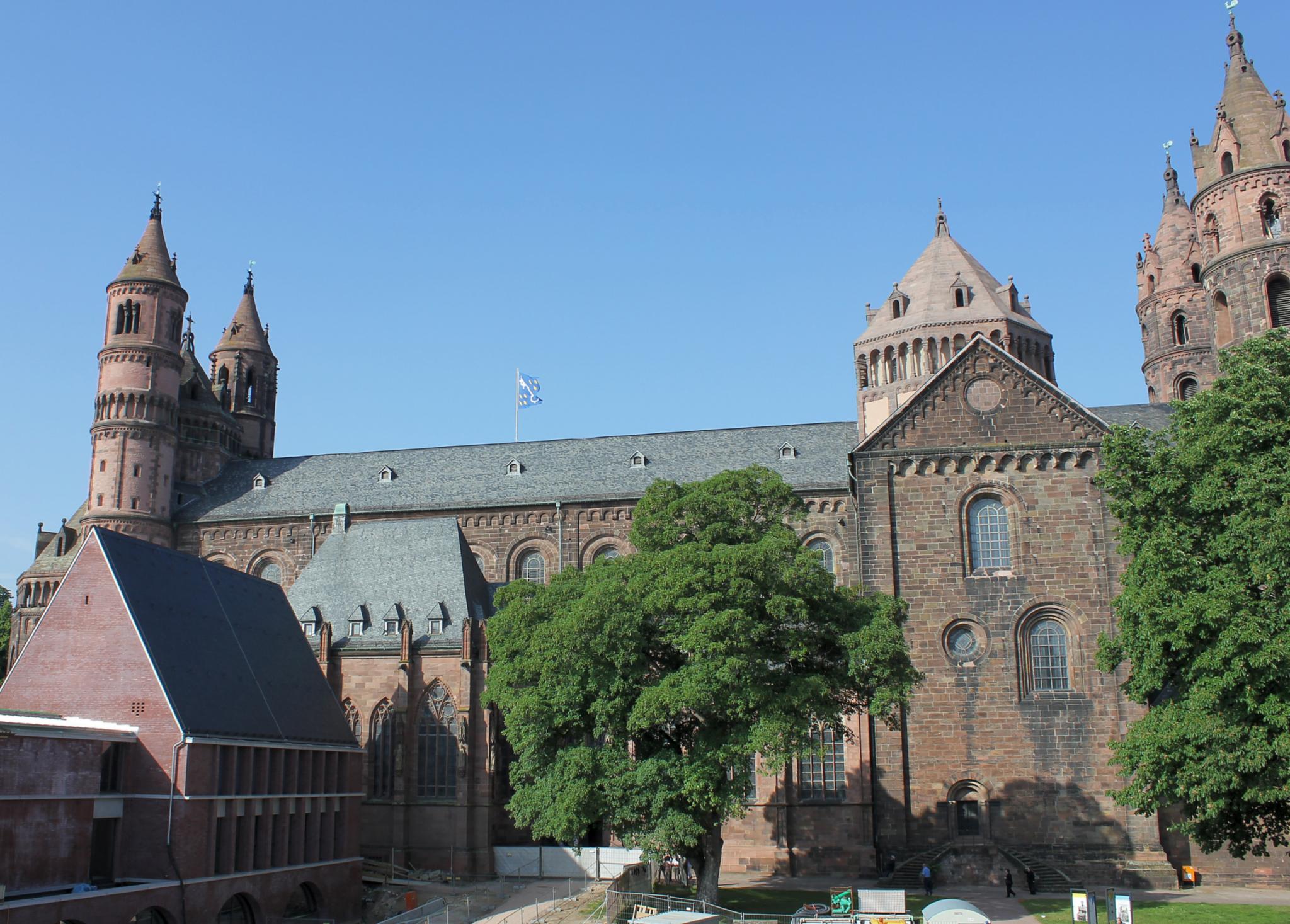 Worms, 18.5.2018: Links das neue Haus am Dom in Worms.