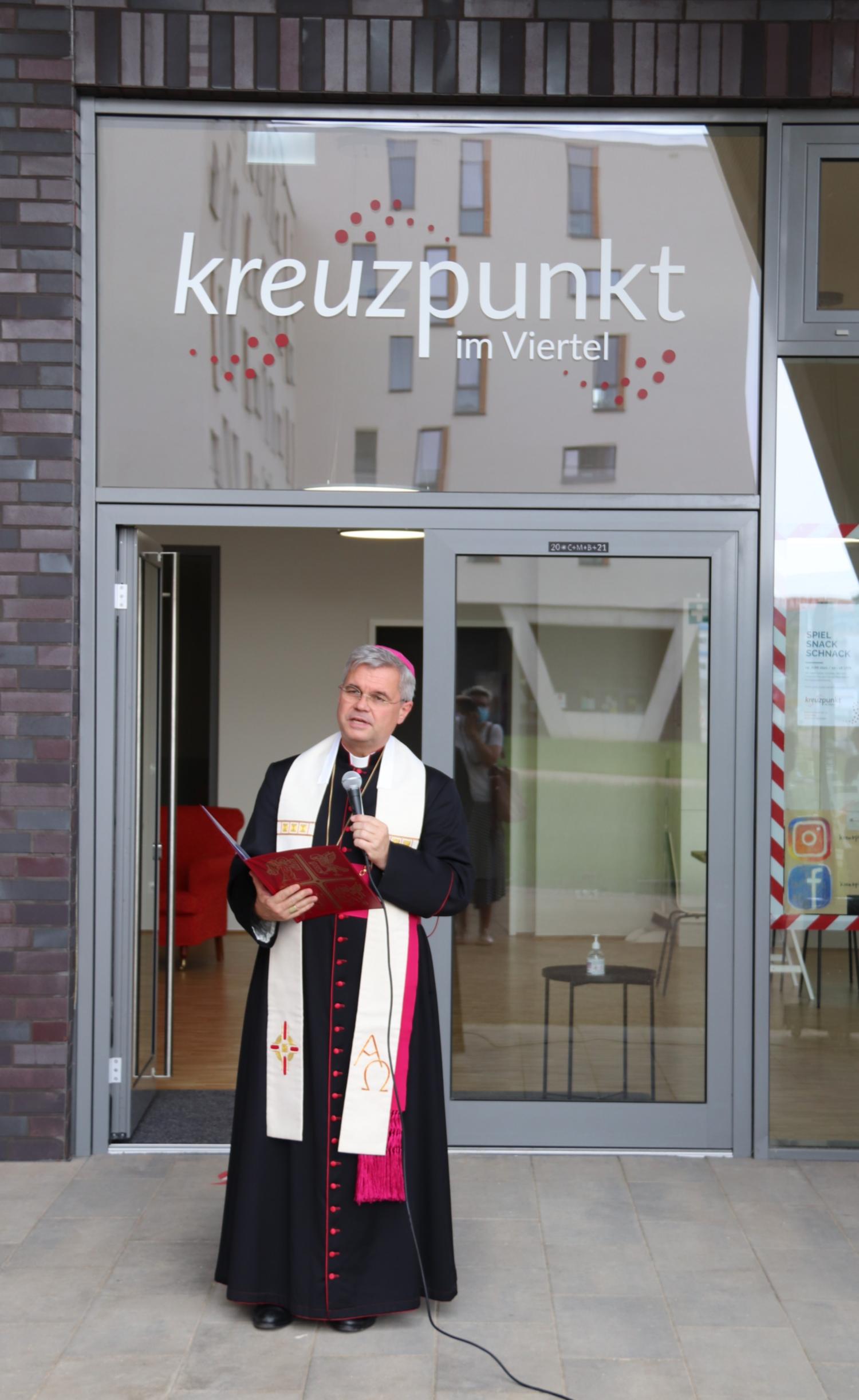 Weihbischof Dr. Udo Markus Bentz bei seiner Ansprache vor dem Kreuzpunkt (c) Bistum Mainz / Hoffmann