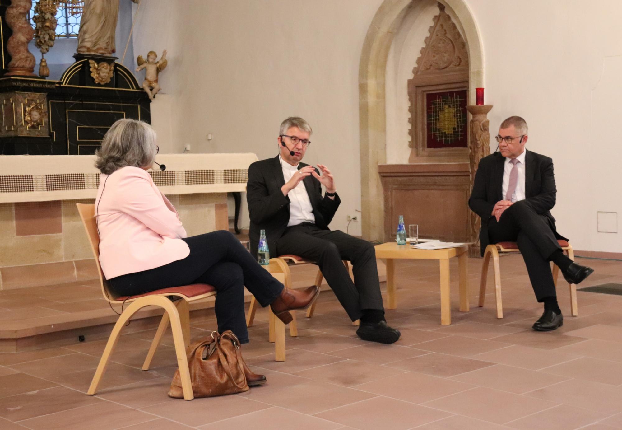 Christa Nickels diskutierte mit Bischof Kohlgraf unter der Moderation von Alexander Krähler (c) Bistum Mainz/Hoffmann